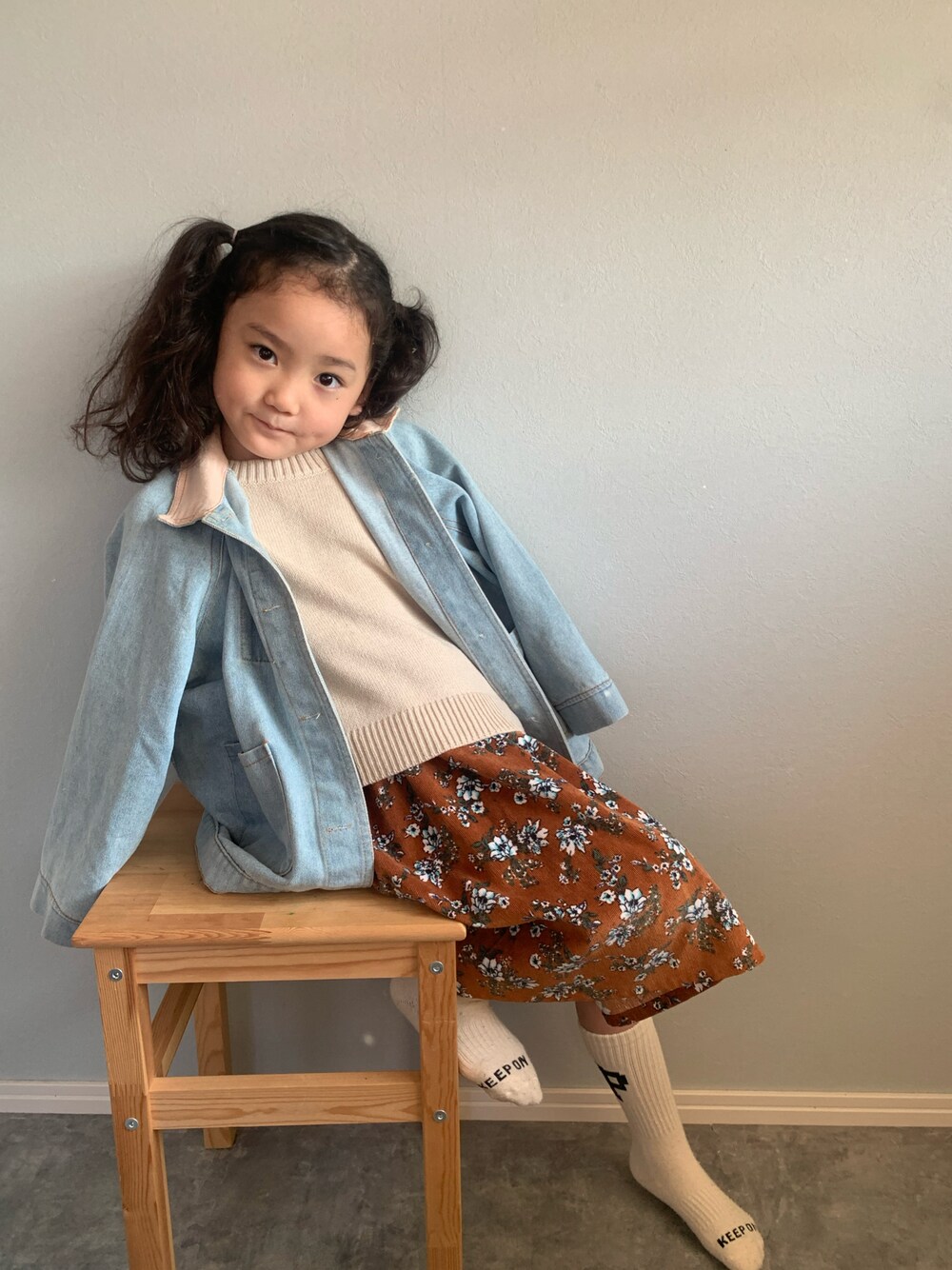 「lowrysfarmkids、PR、キッズファッション、秋コーデ、花柄、ロンパース、花柄スカート、ニット、デニムジャケット、デニム」｜「LOWRYS FARMの配色ステッチニットプルオーバー　955174（ニット/セーター、ベージュ系）」を使った、いちふぅ姉妹さん（キッズ・110cm）の秋コーディネートの1枚目の写真