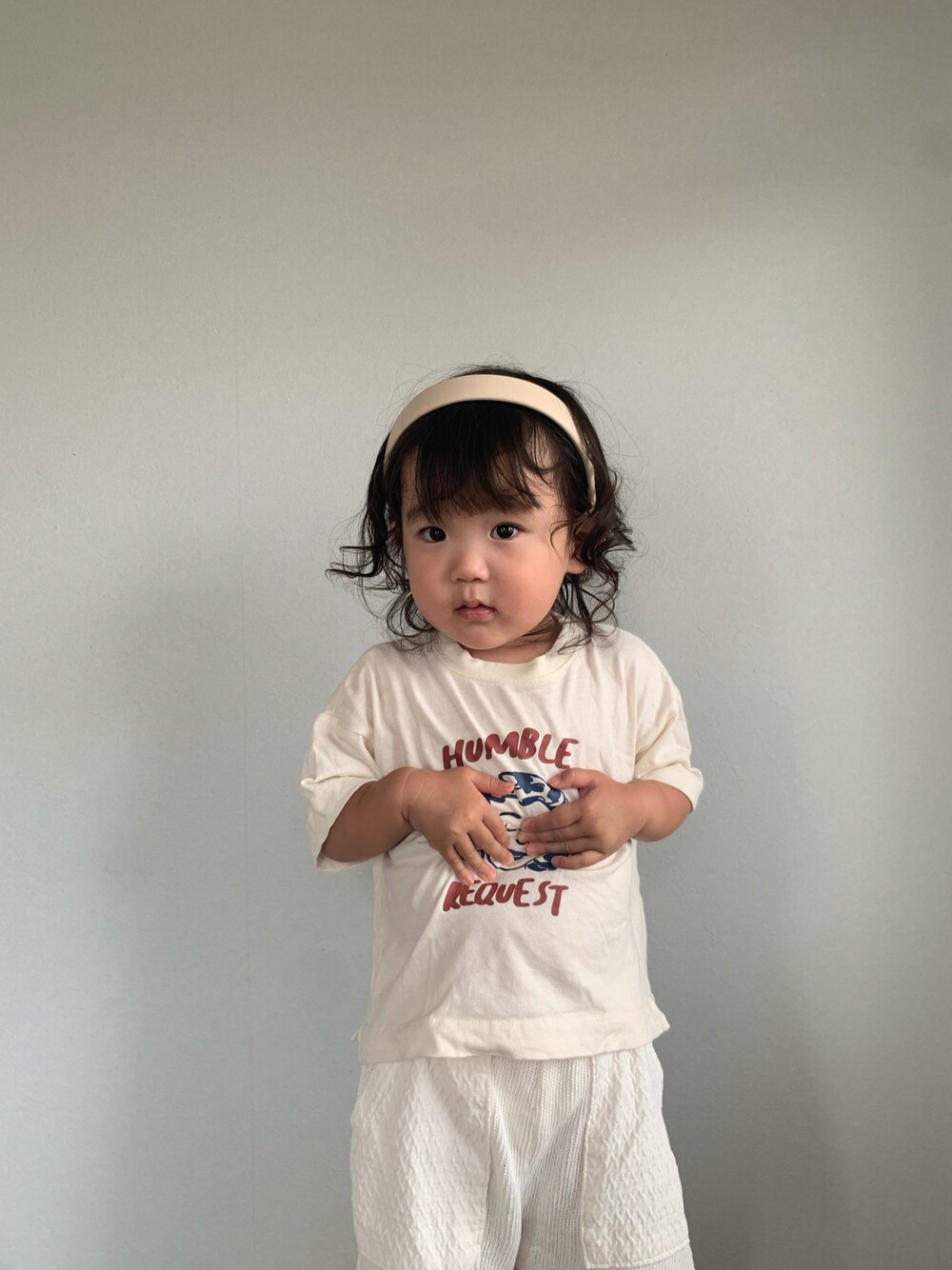 「キッズファッション、休日スタイル、ZOZOKIDSDAY、ホワイトコーデ、淡色コーデ、1歳、女の子コーデ、VANS、pairmanon、韓国子供服」｜「pairmanonの【プレミアムコットン100%】【かぞくおそろい】オリジナルストリートプリント 半袖Tシャツ（Tシャツ/カットソー、ホワイト系）」を使った、いちふぅ姉妹さん（キッズ・110cm）の春コーディネートの1枚目の写真