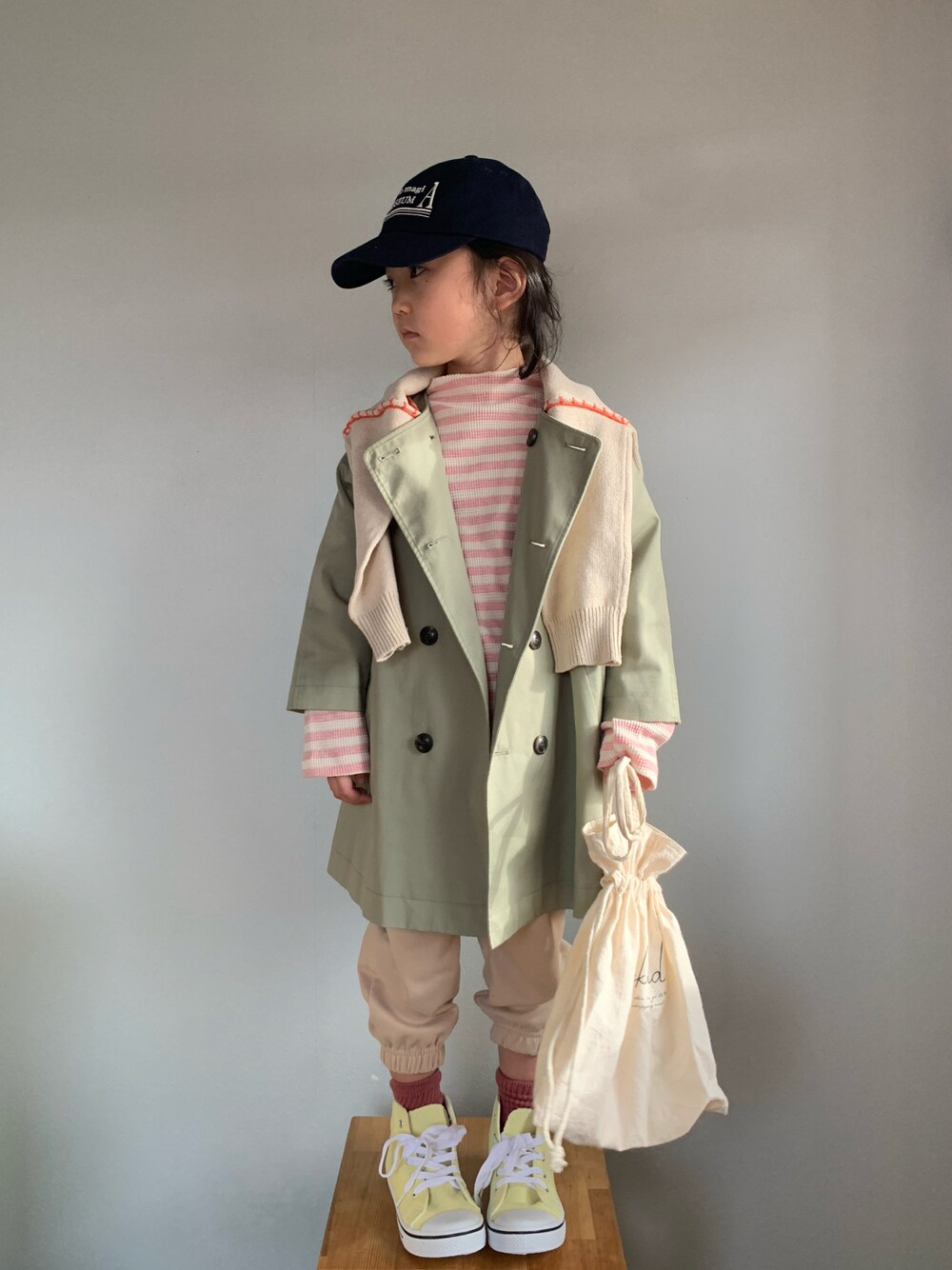 「春アウター、春服みてみて、LOWRYS FARM、スウェットパンツ、ボーダートップス、巾着バッグ、韓国子供服、スニーカー、カラースニーカー、パステル映える春、トレンチコート、レイヤードスタイル、キャップ」｜「LOWRYS FARMの刺繍ロゴＣＡＰ　264887（キャップ、ブルー系）」を使った、いちふぅ姉妹さん（キッズ・110cm）の春コーディネートの1枚目の写真