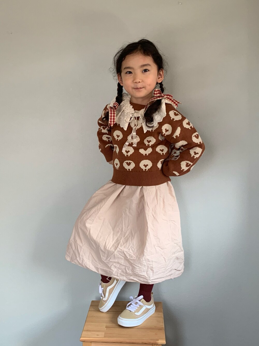 「だから秋服が好き、lowrysfarmkids、LOWRYS FARM、女の子コーデ、ニットワンピース、ブラウンコーデ、スニーカー」｜「LOWRYS FARMのヒツジサンニットプルオーバー　235682（ニット/セーター、ブラウン系）」を使った、いちふぅ姉妹さん（キッズ・110cm）の秋コーディネートの1枚目の写真