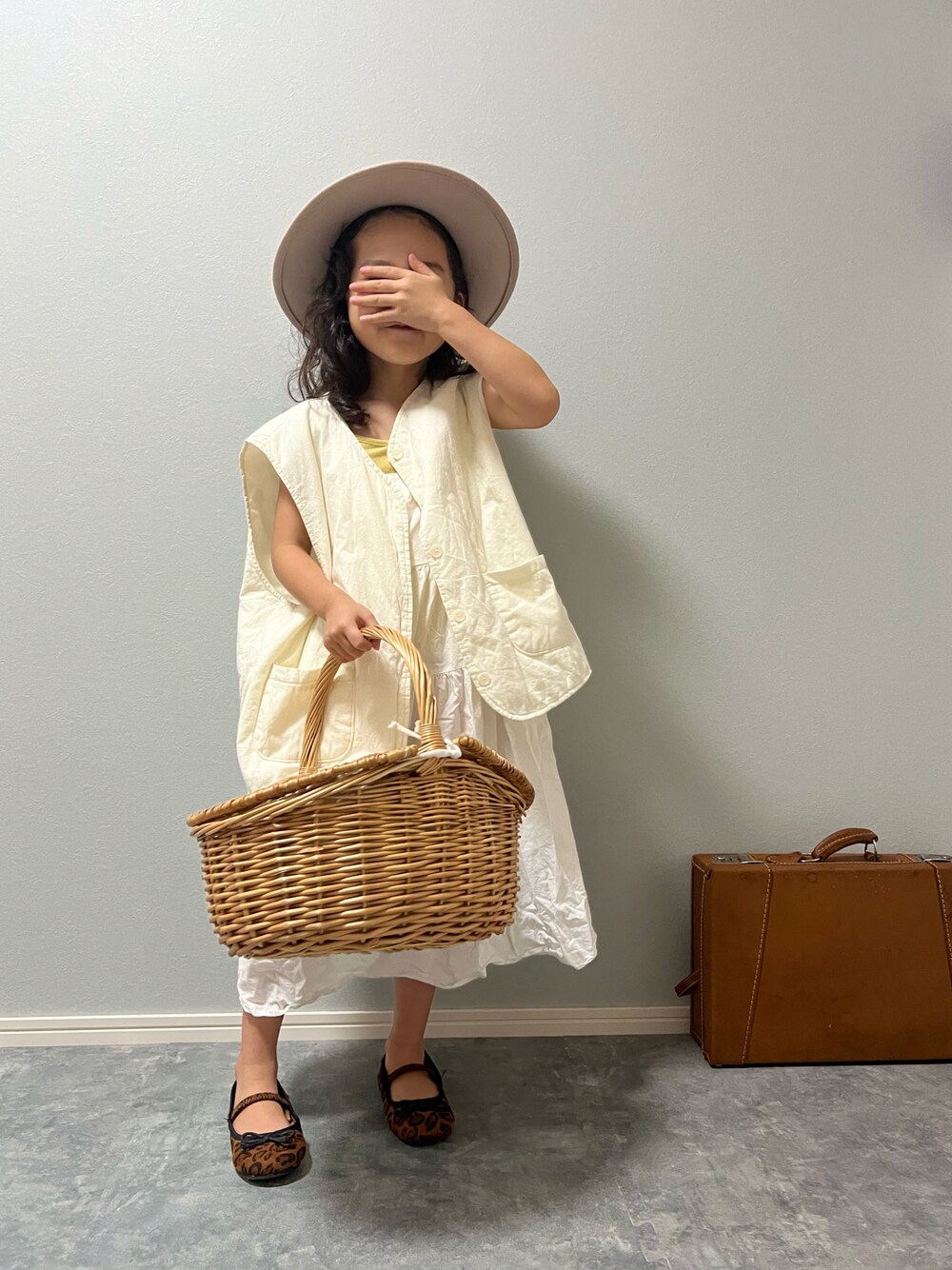 「休日コーデ、かごバッグ、韓国子供服、ワンピース、レイヤードスタイル、カジュアル、バレエシューズ、レオパード、ワントーンコーデ、ホワイトコーデ、ベスト、プチプラ、夏コーデ、淡色コーデ」｜「nouerunlien/韓国子供服のアイテム（ベスト、ホワイト系）」を使った、いちふぅ姉妹さん（キッズ・110cm）の夏コーディネートの1枚目の写真