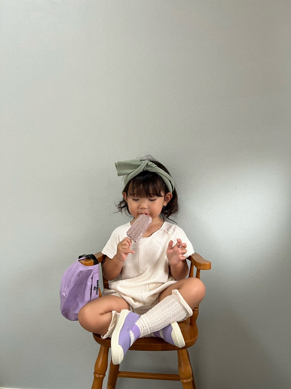 「淡色コーデ、ロンパース、2歳、ヘアバンド、グリーン、ワントーンコーデ、ホワイトコーデ、韓国子供服、スリッポン」｜「selectshop HUMのアイテム（スニーカー、パープル系）」を使った、いちふぅ姉妹さん（キッズ・110cm）の秋コーディネートの1枚目の写真