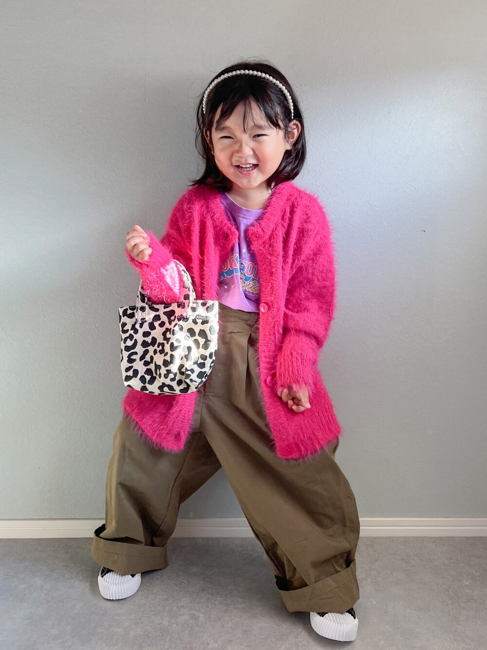 その他のショルダーバッグ、グリーン系のカーゴパンツ、ピンク系のカーディガン/ボレロを着用したキッズの秋コーディネートの1枚目の写真