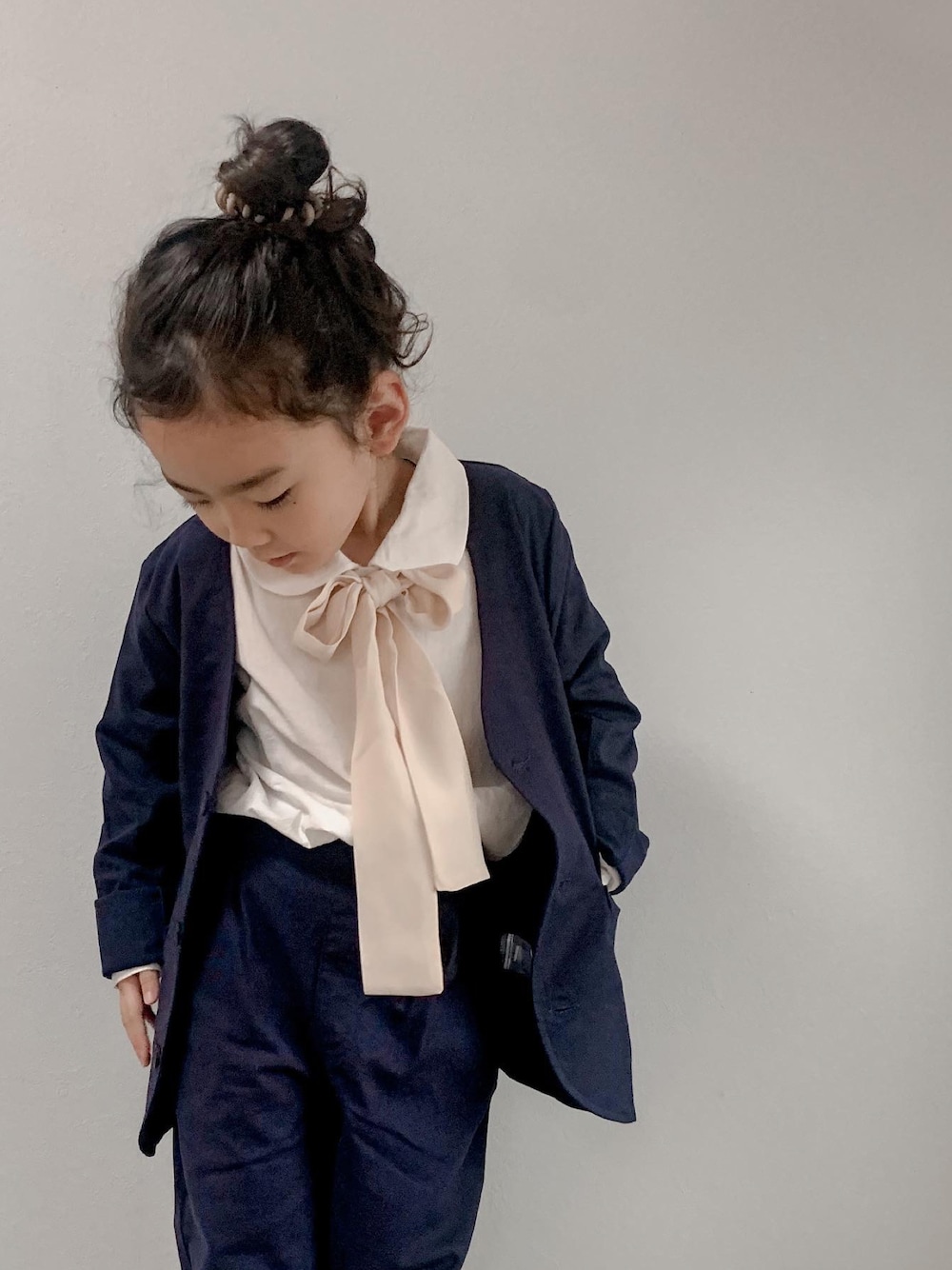 「リネン、セットアップ、フォーマル、パンツスタイル、ボウタイブラウス、秋服準備はじめました、ジャケットスタイル」｜「ifyoukidsのアイテム（スーツセット、ブルー系）」を使った、いちふぅ姉妹さん（キッズ・110cm）の夏コーディネートの1枚目の写真