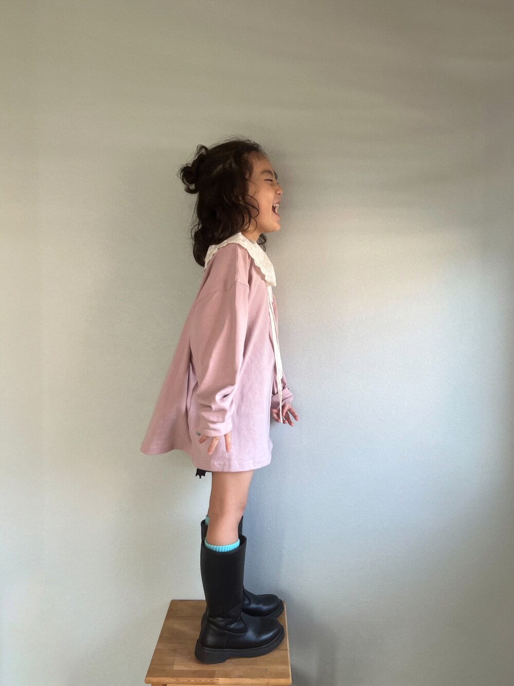 ピンク系のTシャツ/カットソー、ブルー系のソックス/靴下、ホワイト系のベルトを着用したキッズの秋コーディネートの1枚目の写真