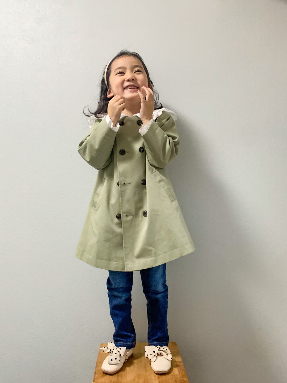 「LOWRYS FARM、lowrysfarmkids、ノーカラーコート、春アウター、春コーデ、トレンチコート、デニム、バレエシューズ、ビッグカラー、カチューシャ」｜「LOWRYS FARMのノーカラートレンチコート　254715（ノーカラーコート、グリーン系）」を使った、いちふぅ姉妹さん（キッズ・110cm）の春コーディネートの1枚目の写真