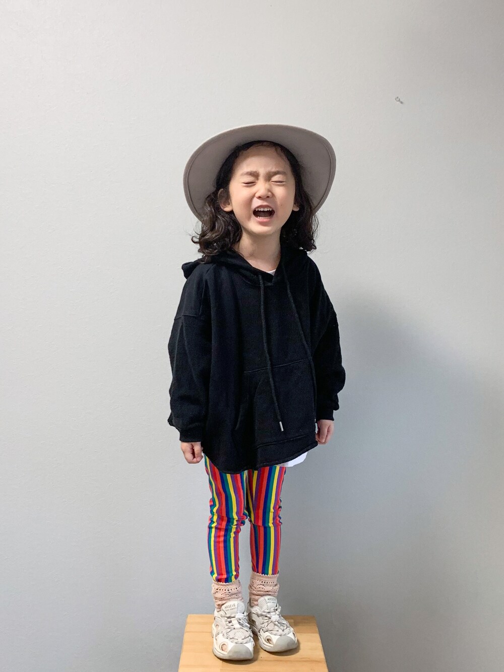 「モノトーン、レギンス、モード、カジュアルコーデ、カラーパンツ」｜「recotokyoのアイテム（その他パンツ、その他）」を使った、いちふぅ姉妹さん（キッズ・110cm）の冬コーディネートの1枚目の写真