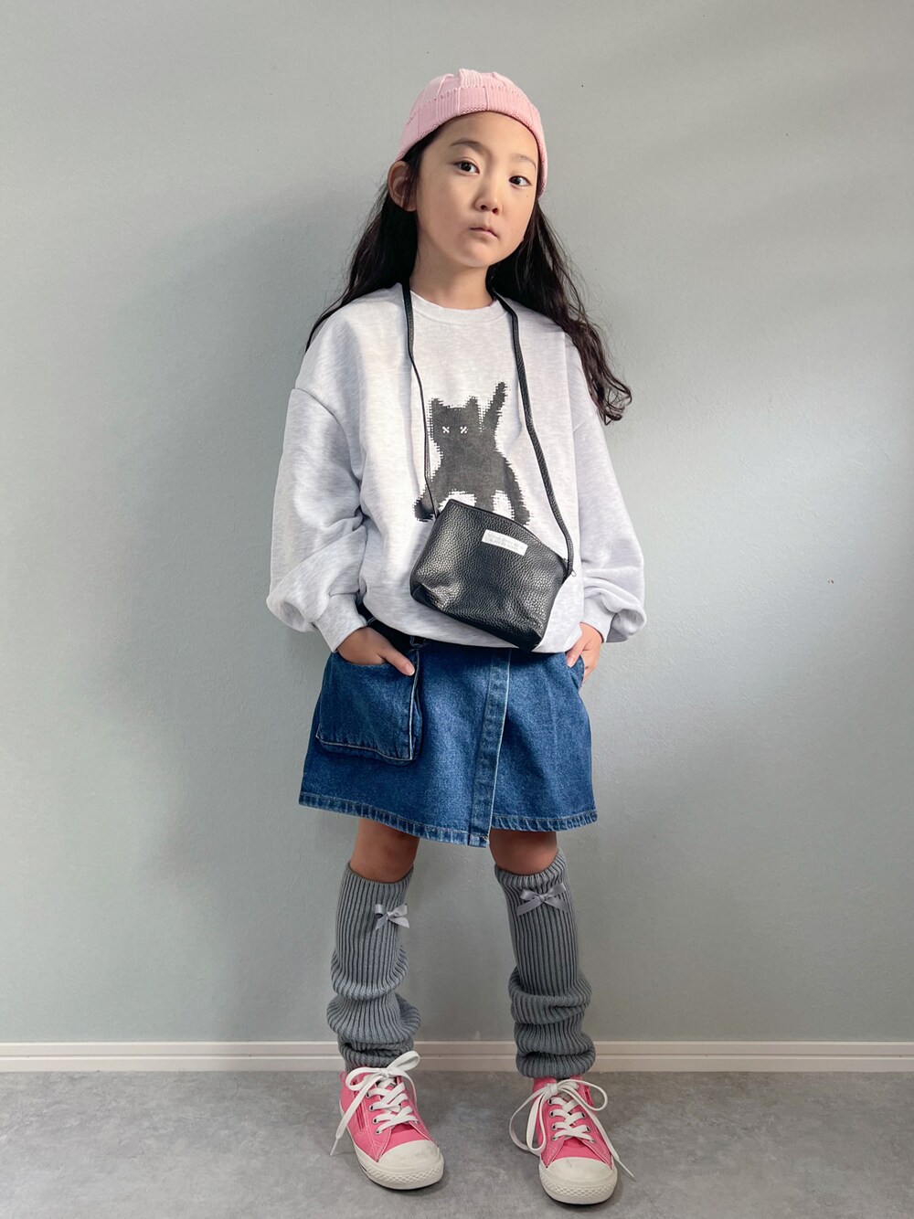 「ファッションを楽しもう、カジュアルコーデ、韓国子供服、スウェット、秋冬コーデ、レッグウォーマー、休日スタイル、デニム、ストリート、トレーナー、スニーカー、ポシェット」｜「elllymollyのアイテム（スカート、ブルー系）」を使った、いちふぅ姉妹さん（キッズ・120cm）の秋コーディネートの1枚目の写真