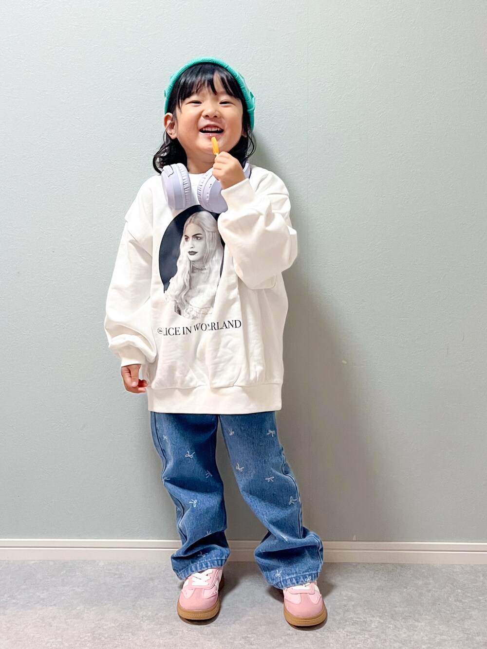 「ホワイトコーデ、カジュアルコーデ、スウェット、オーバーサイズ、デニム、lowrysfarmkids、シンプルコーデ」｜「LOWRYS FARMのガラデニムストレートパンツ　208817（デニムパンツ、ブルー系）」を使った、いちふぅ姉妹さん（キッズ・110cm）の冬コーディネートの1枚目の写真