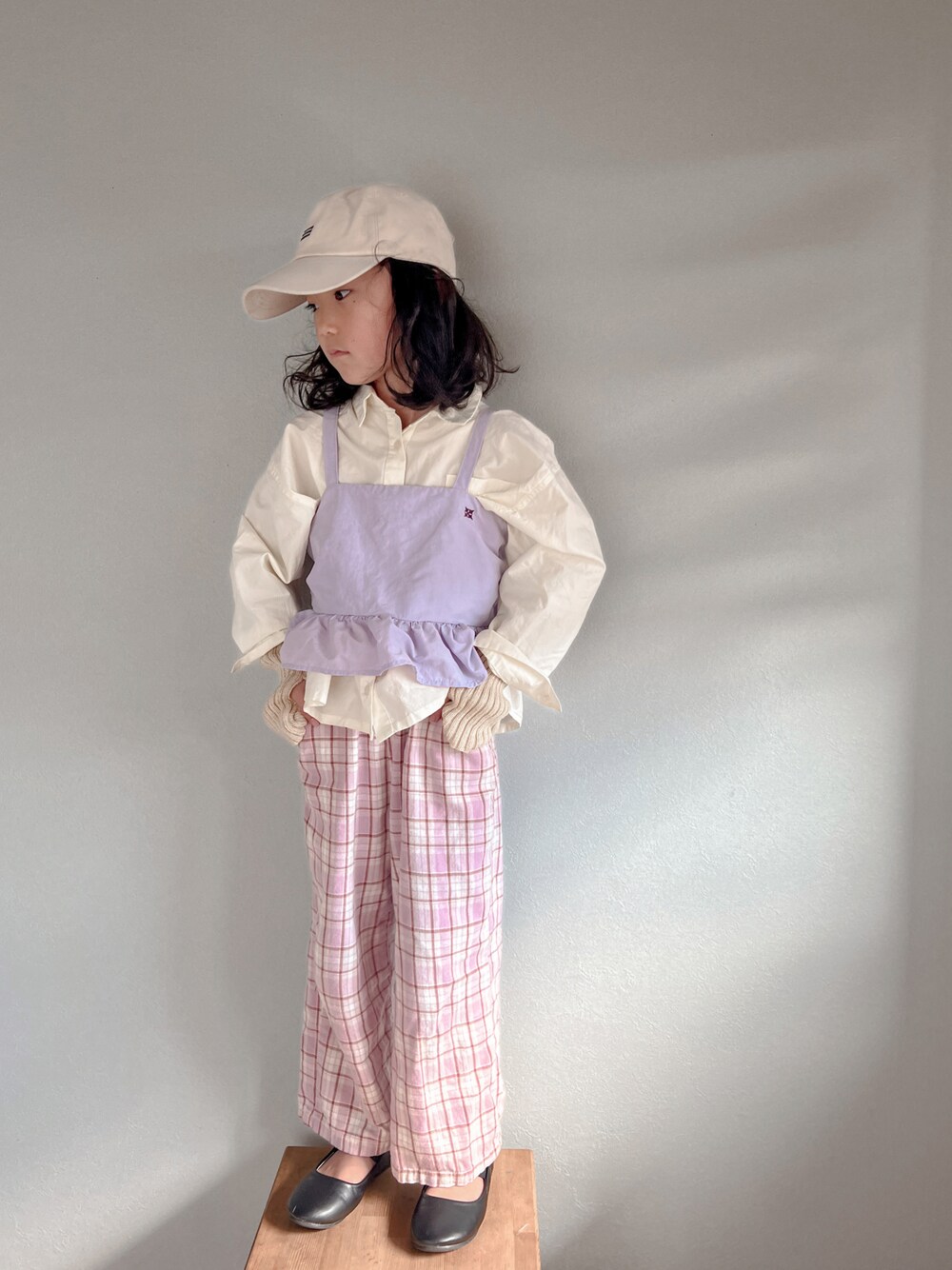 ピンク系のパンツ、ブラック系のバレエシューズ、パープル系のキャミソールを着用したキッズの秋コーディネートの1枚目の写真