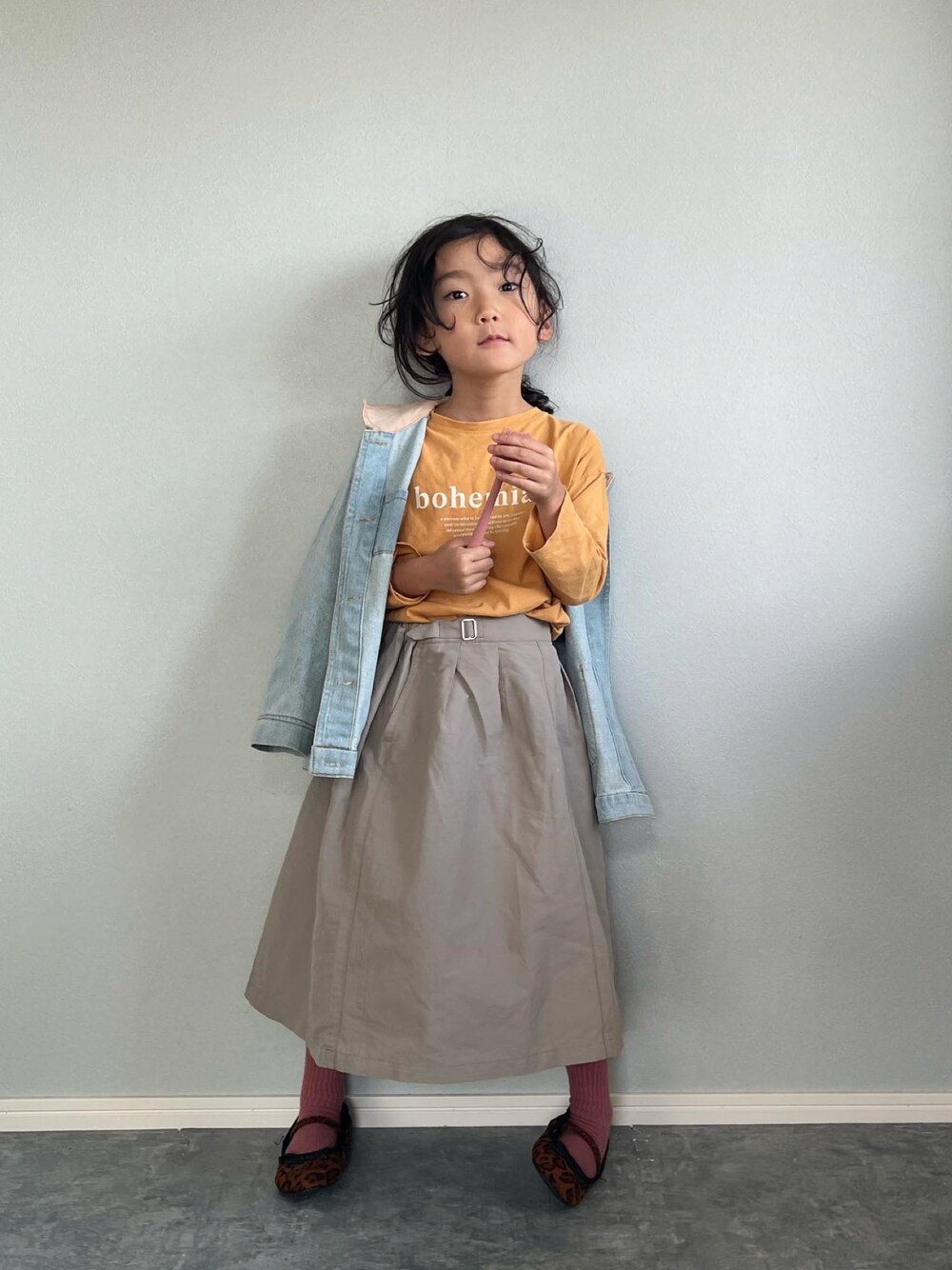 「シンプルコーデ、スカート、デニム、デニムジャケット、ロゴT、韓国子供服、バレエシューズ、レオパード」｜「FORK&SPOONのアイテム（スカート、グレー系）」を使った、いちふぅ姉妹さん（キッズ・110cm）の秋コーディネートの1枚目の写真