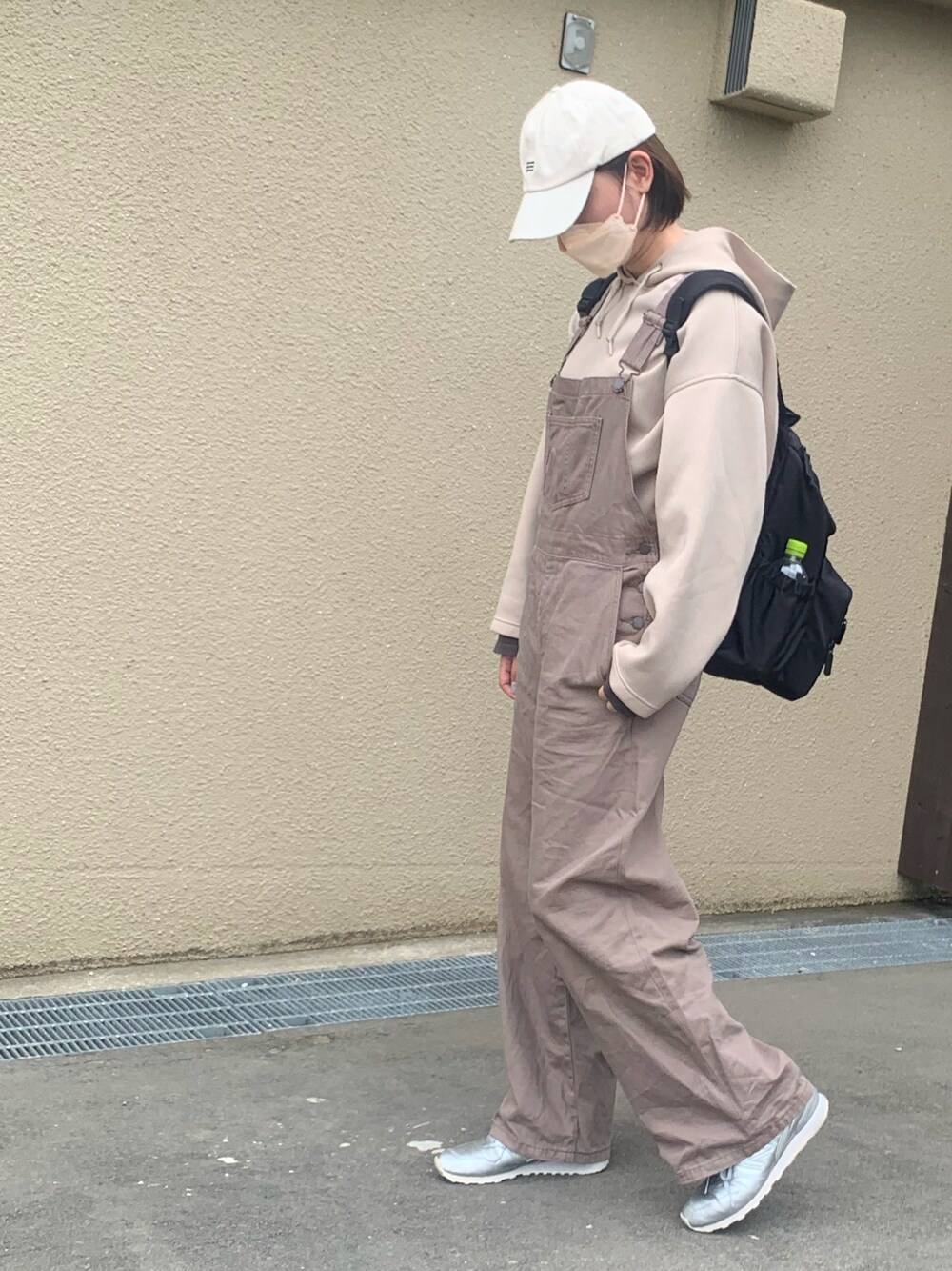 「チョコ色に染まれ、ママコーデ、サロペット、ワントーンコーデ、パーカー」｜「UNIQLOのドライソフトスウェットプルパーカ（長袖）（パーカー、ベージュ系）」を使った、いちふぅ姉妹さん（キッズ・110cm）の冬コーディネートの1枚目の写真