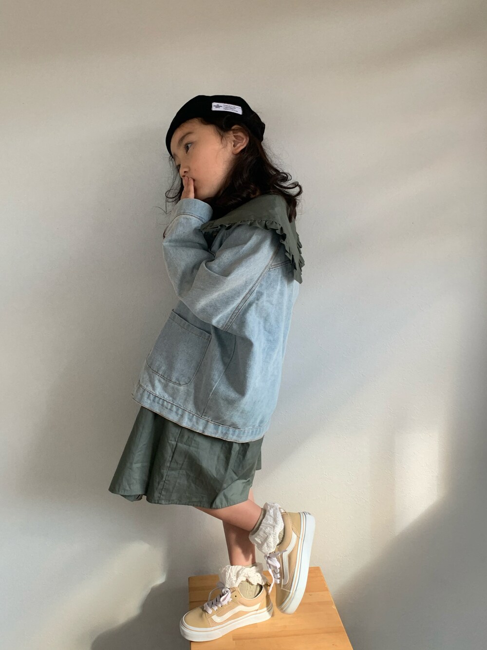 「クリスマスに着たい服、休日コーデ、ストーリート、オーバーサイズ、デニムコーデ、ワンピース×スニーカー、スニーカーコーデ、フリル、ビッグカラー、カジュアル、ビッグシルエット」｜「LOWRYS FARMのフリルカラーマエアキワンピース　259688（ワンピース、グリーン系）」を使った、いちふぅ姉妹さん（キッズ・110cm）の冬コーディネートの1枚目の写真