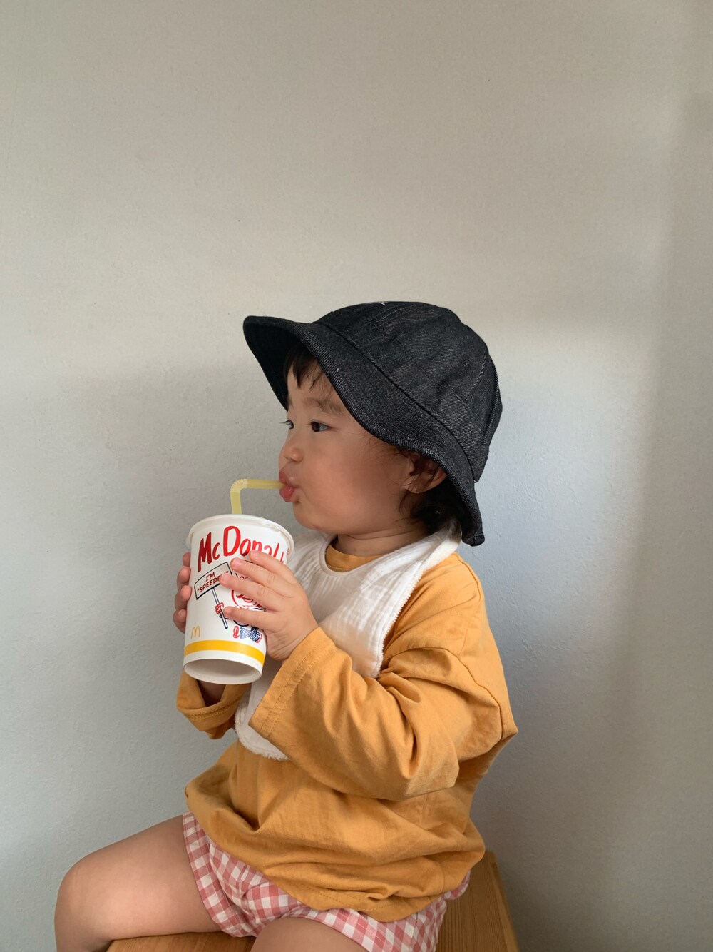 「チェックパンツ、オレンジコーデ、バケハ、ブラックデニム、1歳、女の子コーデ」｜「the otogibanashi supply ...のアイテム（ハット、ブラック系）」を使った、いちふぅ姉妹さん（キッズ・110cm）の秋コーディネートの1枚目の写真
