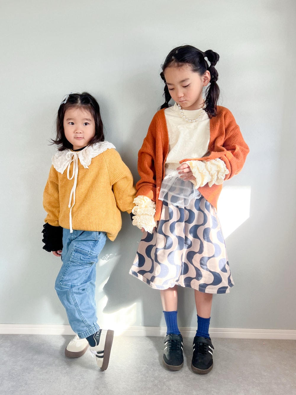 「レイヤードスタイル、UNIQLO、ニット、カジュアル、カラー×コーデ、韓国子供服、lowrysfarmkids、あったかコーデ、差し色コーデ、プチプラ、カーティガン、レース」｜「LOWRYS FARMのソデレースフリルＬＳ　152892（Tシャツ/カットソー、ホワイト系）」を使った、いちふぅ姉妹さん（キッズ・131cm）の冬コーディネートの1枚目の写真