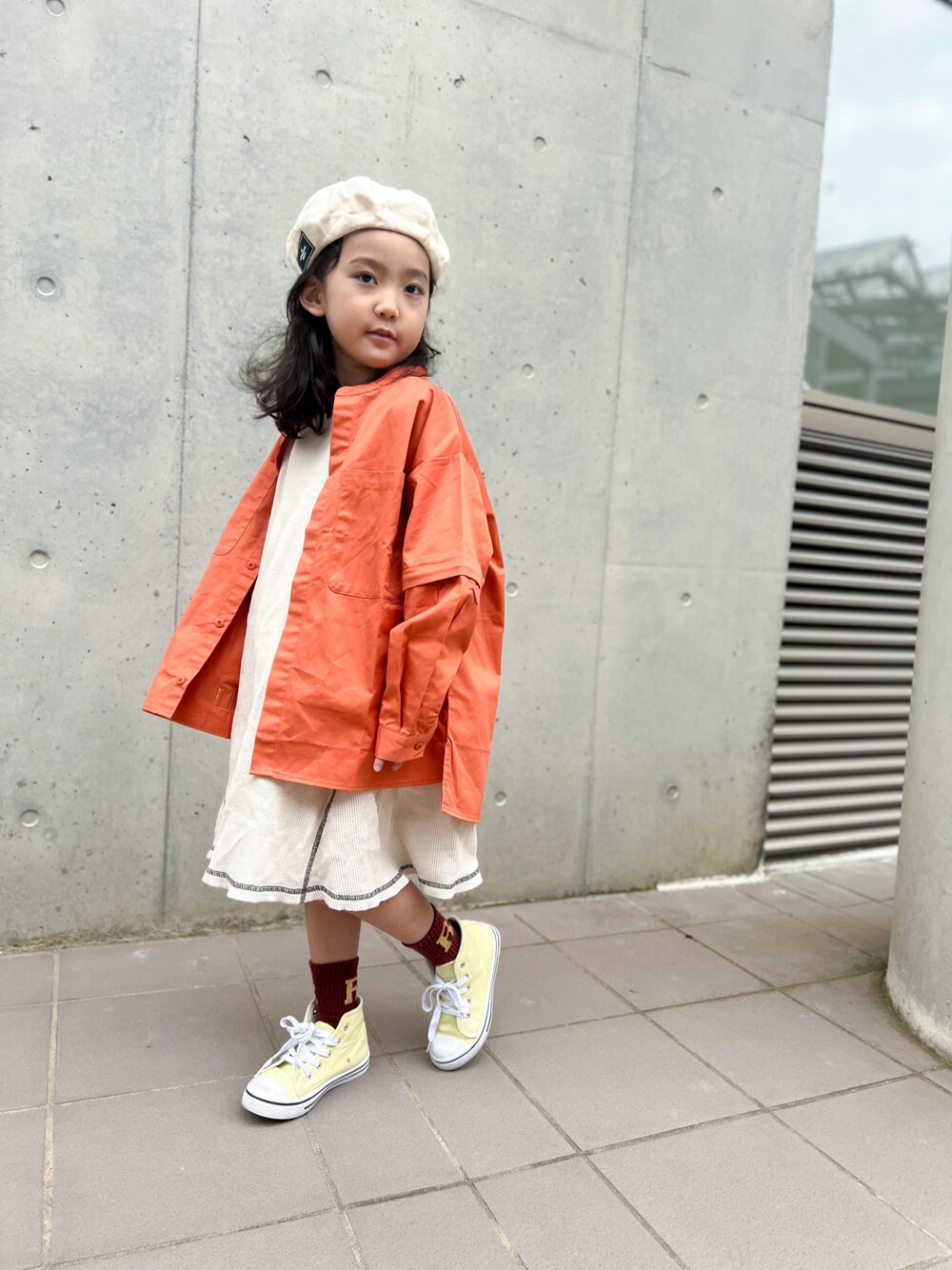 「レイヤードスタイル、春服デビュー宣言、カジュアル、ワンピース、スニーカー、ベレー帽、ストリートコーデ、休日スタイル、春服みてみて、カラーソックス、ビッグシルエット」｜「the otogibanashi supplyのアイテム（シャツ/ブラウス、オレンジ系）」を使った、いちふぅ姉妹さん（キッズ・120cm）の春コーディネートの1枚目の写真