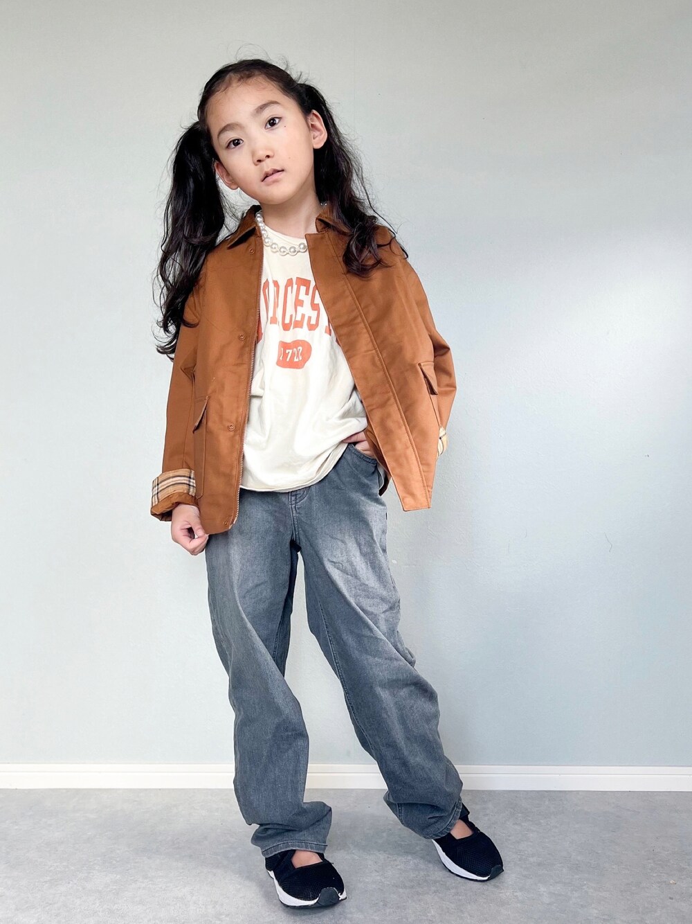 「秋っぽコーデ更新中、ブラウン、ジャケット、秋コーデ、秋服準備はじめました、チェック、デニム、シンプルコーデ、トラッド、夏秋ミックス」｜「UNIQLOのアイテム（デニムパンツ、グレー系）」を使った、いちふぅ姉妹さん（キッズ・129cm）の秋コーディネートの1枚目の写真