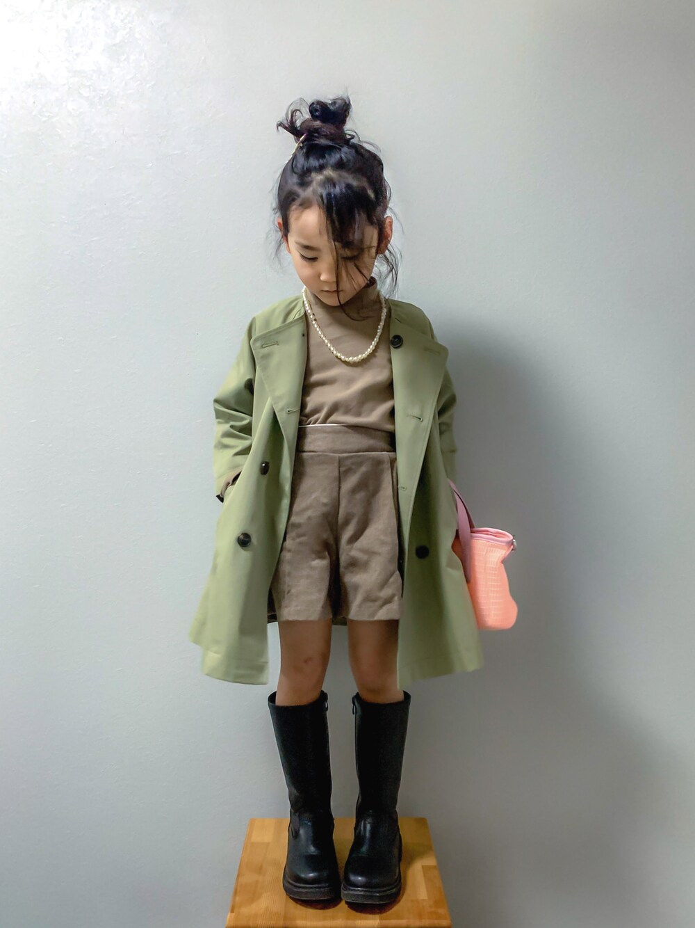 「ブーツ、タックイン、タートルネック、トレンチコート、春アウター、トートバッグ、LOWRYS FARM、lowrysfarmkids、シンプルコーデ、フォーマル」｜「LOWRYS FARMのノーカラートレンチコート　254715（ノーカラーコート、グリーン系）」を使った、いちふぅ姉妹さん（キッズ・110cm）の冬コーディネートの1枚目の写真