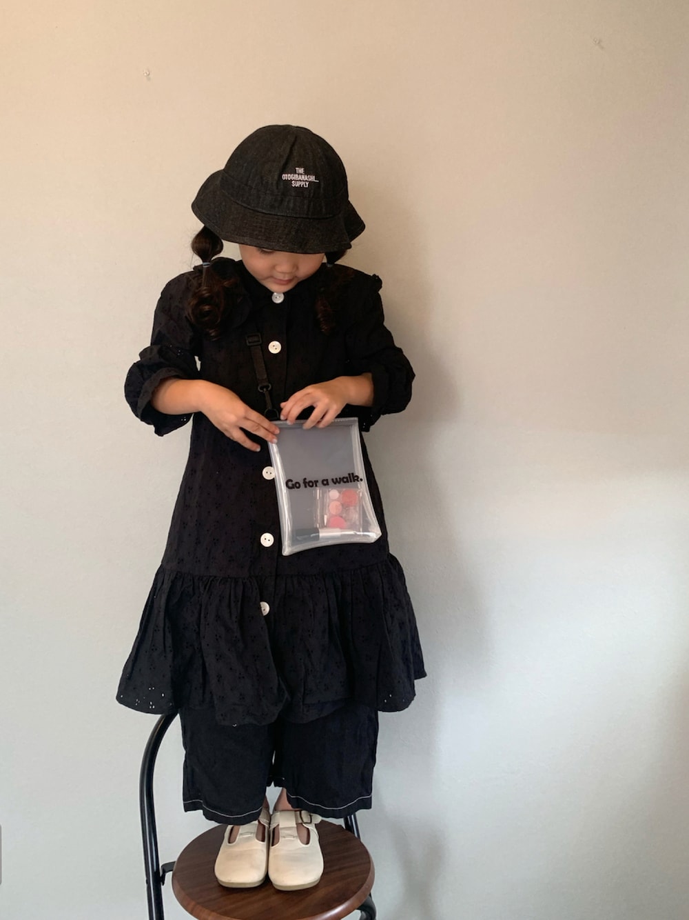 「デニム、ブラックコーデ、キッズコーデ、休日コーデ、ワンピーススタイル、5歳、モノトーン、バケットハット」｜「the otogibanashi supply ...のアイテム（ハット、ブラック系）」を使った、いちふぅ姉妹さん（キッズ・110cm）の秋コーディネートの1枚目の写真