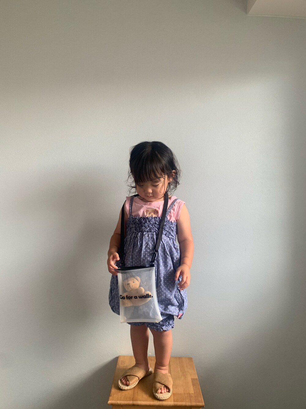 「デニムっていいよね、夏コーデ、キッズファッション、カジュアルコーデ、2歳女の子、韓国子供服、ショルダーバッグ、ポシェット、クリアバッグ、ドット」｜「no brandのアイテム（サロペット/オーバーオール、ブルー系）」を使った、いちふぅ姉妹さん（キッズ・110cm）の夏コーディネートの1枚目の写真