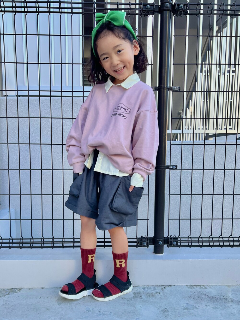 「秋ルック紹介するよ、休日スタイル、ストリート、レイヤードスタイル、シャツスタイル、ヘアバンド、ハーフパンツ、ビッグシルエット、おとばなコーデ、スラックス、韓国子供服、プチプラ」｜「the otogibanashi suppyのアイテム（Tシャツ/カットソー、ピンク系）」を使った、いちふぅ姉妹さん（キッズ・110cm）の秋コーディネートの1枚目の写真