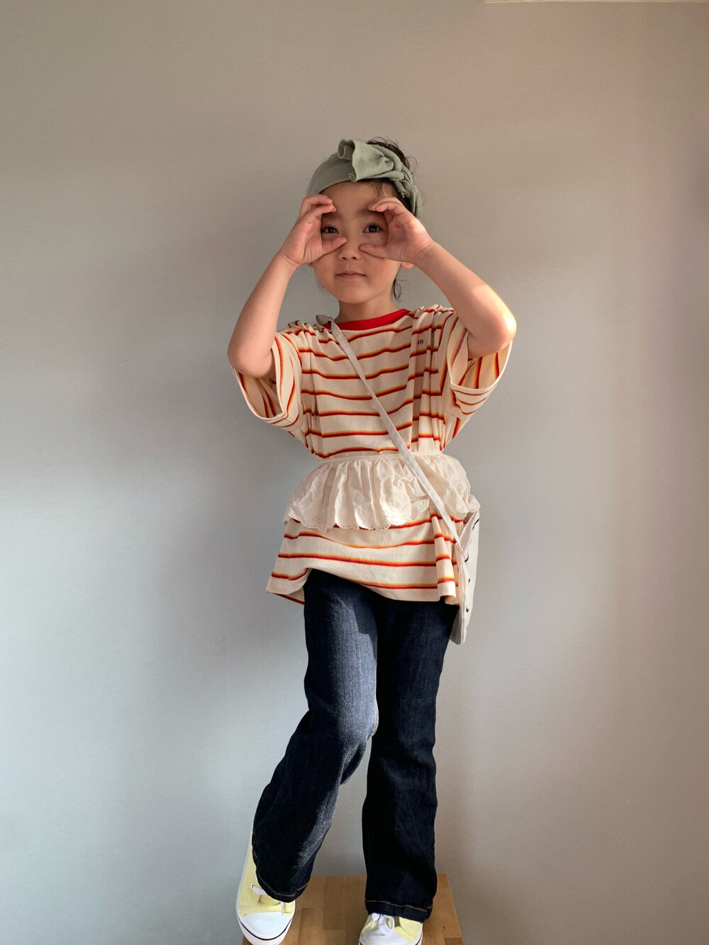 ブルー系のデニムパンツ、イエロー系のスニーカー、レッド系のTシャツ/カットソーを着用したキッズの春コーディネートの1枚目の写真