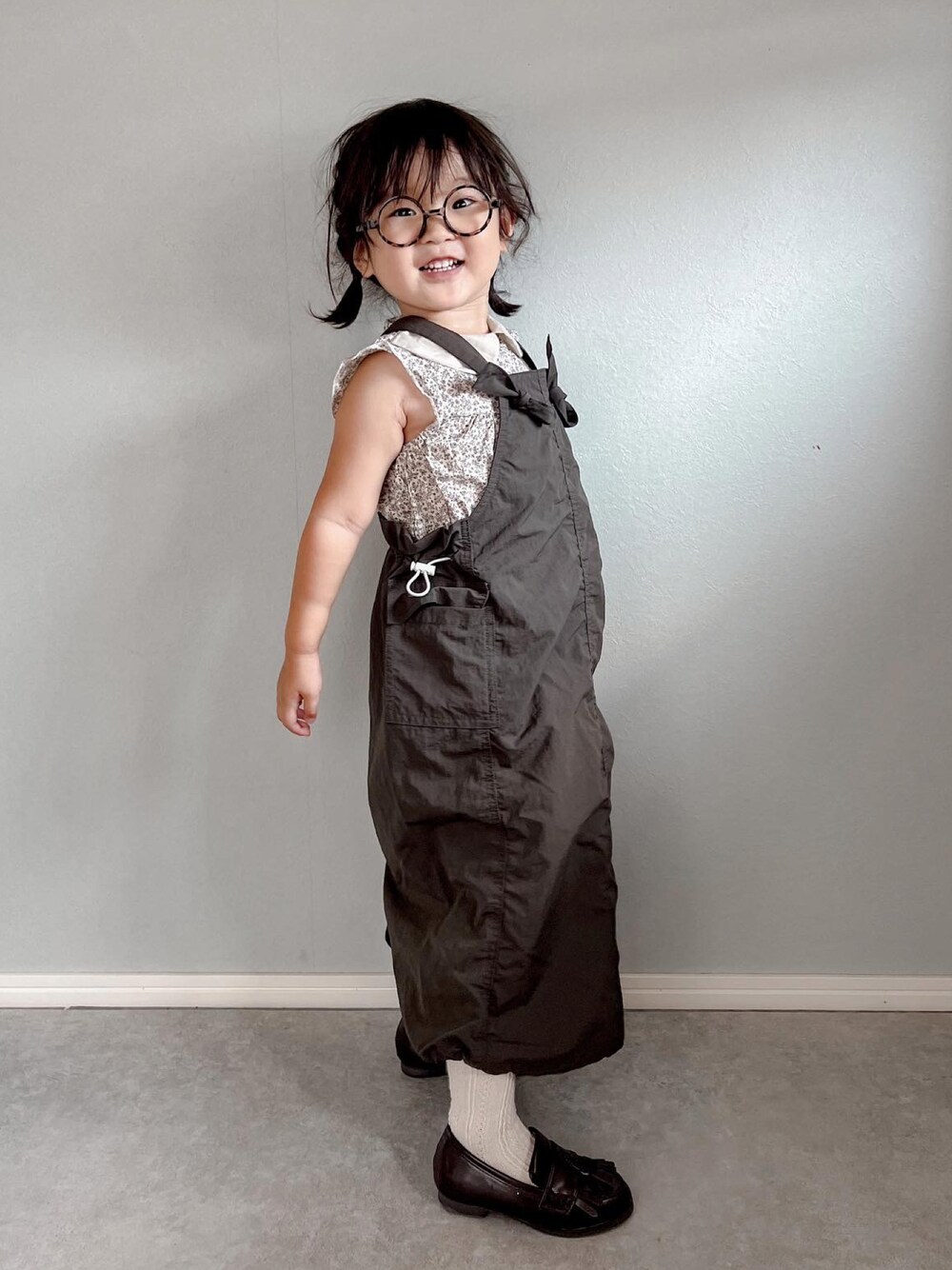 「お出かけコーデ、休日スタイル、カジュアルコーデ、ワンピース、秋服準備はじめました、チャオパニックティピー(CIAOPANIC TYPY)、プチプラ、ローファー、3歳、めがね、サロペット、ロングスカート」｜「CIAOPANIC TYPYの【KIDS】ワッシャーナイロンパラシュートジャンスカ（ジャンパースカート、グレー系）」を使った、いちふぅ姉妹さん（キッズ・120cm）の夏コーディネートの1枚目の写真