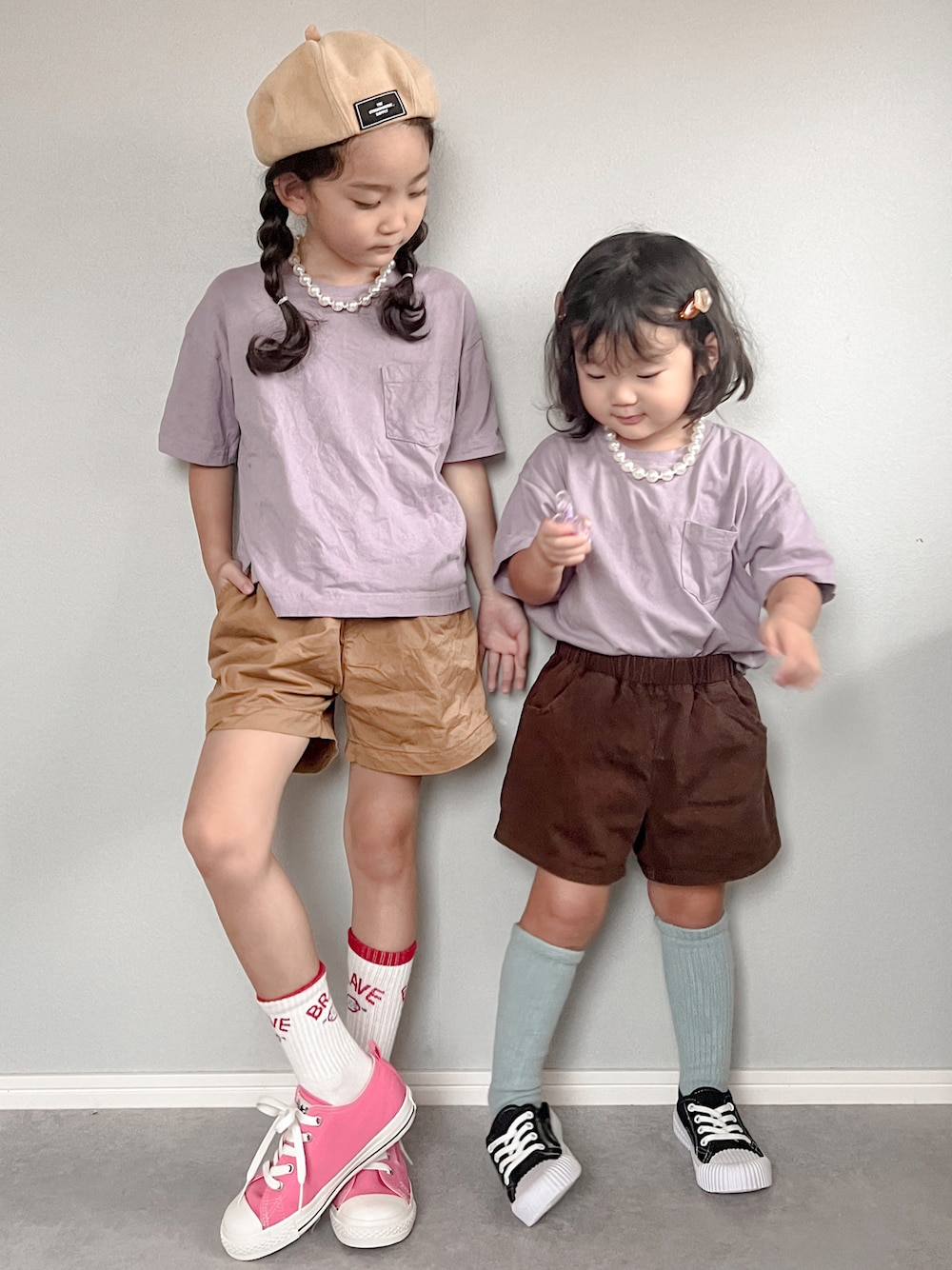 「お出かけコーデ、休日スタイル、夏だ！Tシャツ着よう！、パールネックレス、ショートパンツ、タックイン、コンバース、スニーカー、お揃いコーデ、ベレー帽、ハイソックス、シンプルコーデ、Tシャツ」｜「pairmanonのアイテム（Tシャツ/カットソー、ピンク系）」を使った、いちふぅ姉妹さん（キッズ・120cm）の夏コーディネートの1枚目の写真