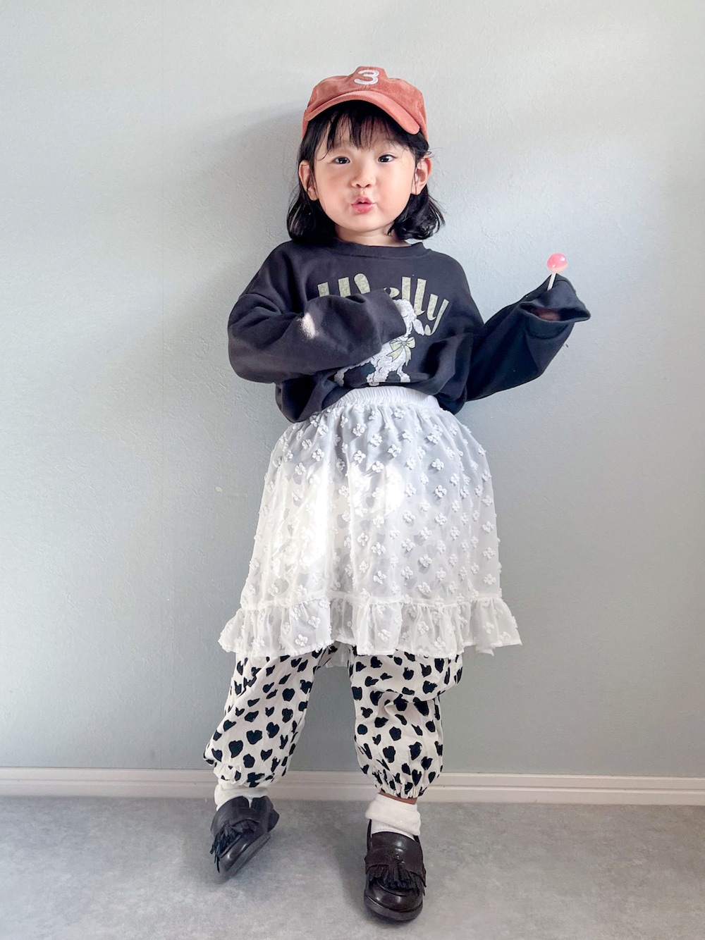 「秋服まるっと大公開、休日スタイル、カジュアルコーデ、お出かけコーデ、秋服準備はじめました、スウェット、イラストT、キャップ、ローファー、プチプラ、韓国子供服、スカート、秋コーデ」｜「kidsbabypuaのアイテム（トップス、グレー系）」を使った、いちふぅ姉妹さん（キッズ・120cm）の秋コーディネートの1枚目の写真
