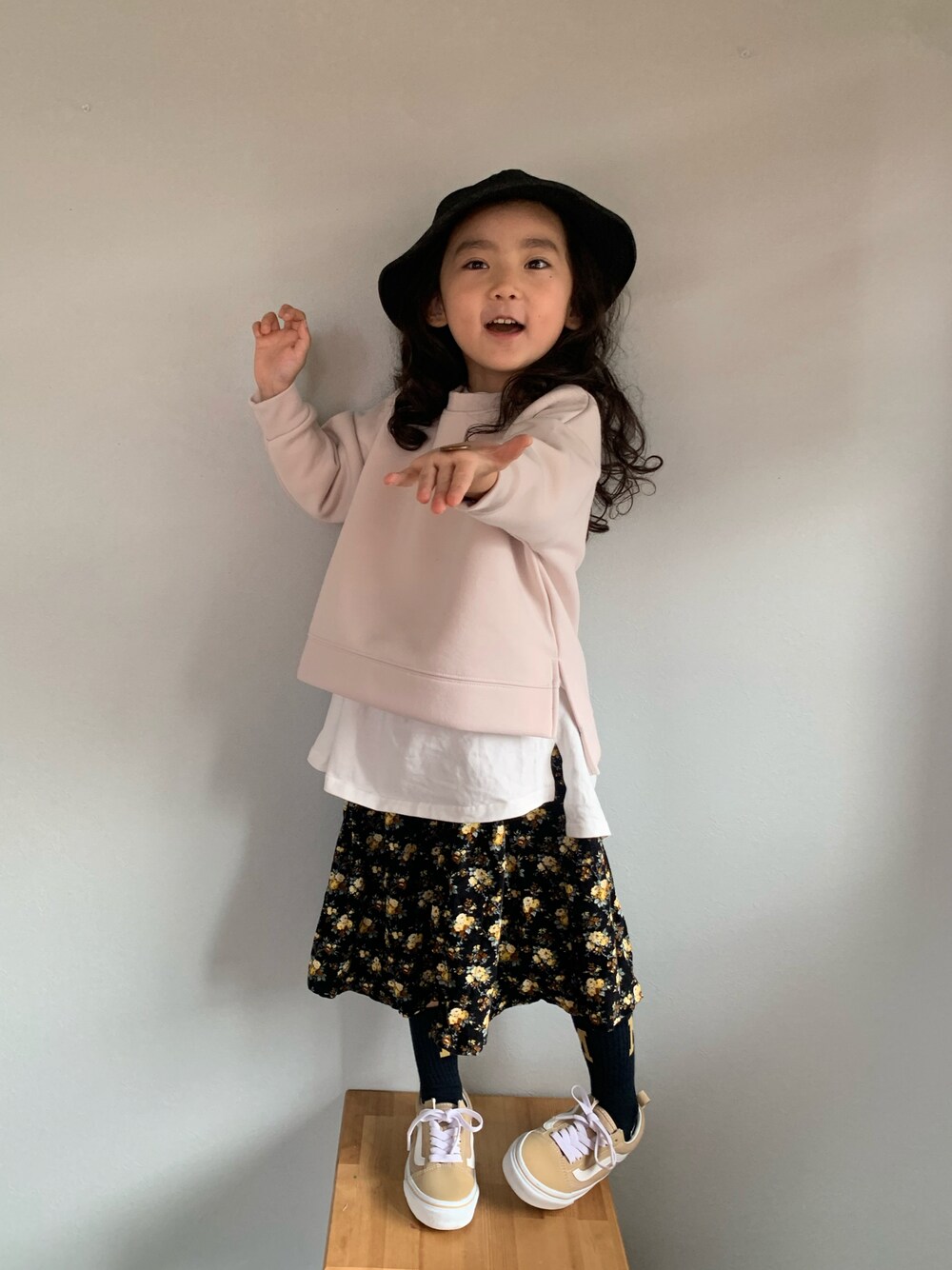「LOWRYS FARMのダンボールクルーＬＳ　227999（スウェット、ホワイト系）」を使った、いちふぅ姉妹さん（キッズ・110cm）の秋コーディネートの1枚目の写真