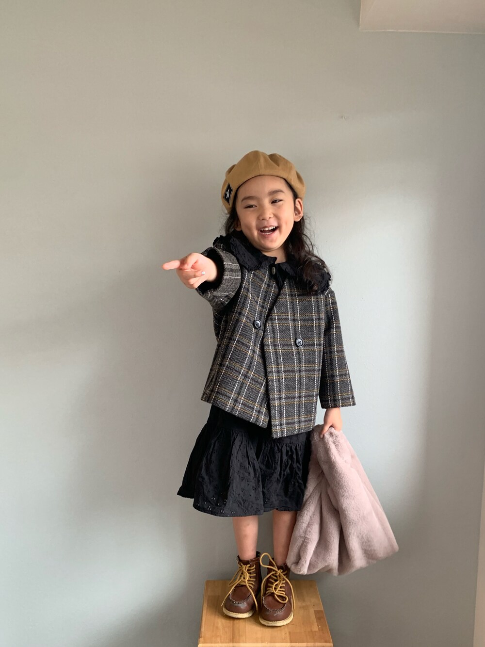 「カーディガン、ワンピース、スカート、休日スタイル、古着MIX、キッズファッション、チェック柄に恋してる、ブーツ」｜「LOWRYS FARMのツイードチェックジャケット　959098（ノーカラージャケット、ブラック系）」を使った、いちふぅ姉妹さん（キッズ・110cm）の秋コーディネートの1枚目の写真