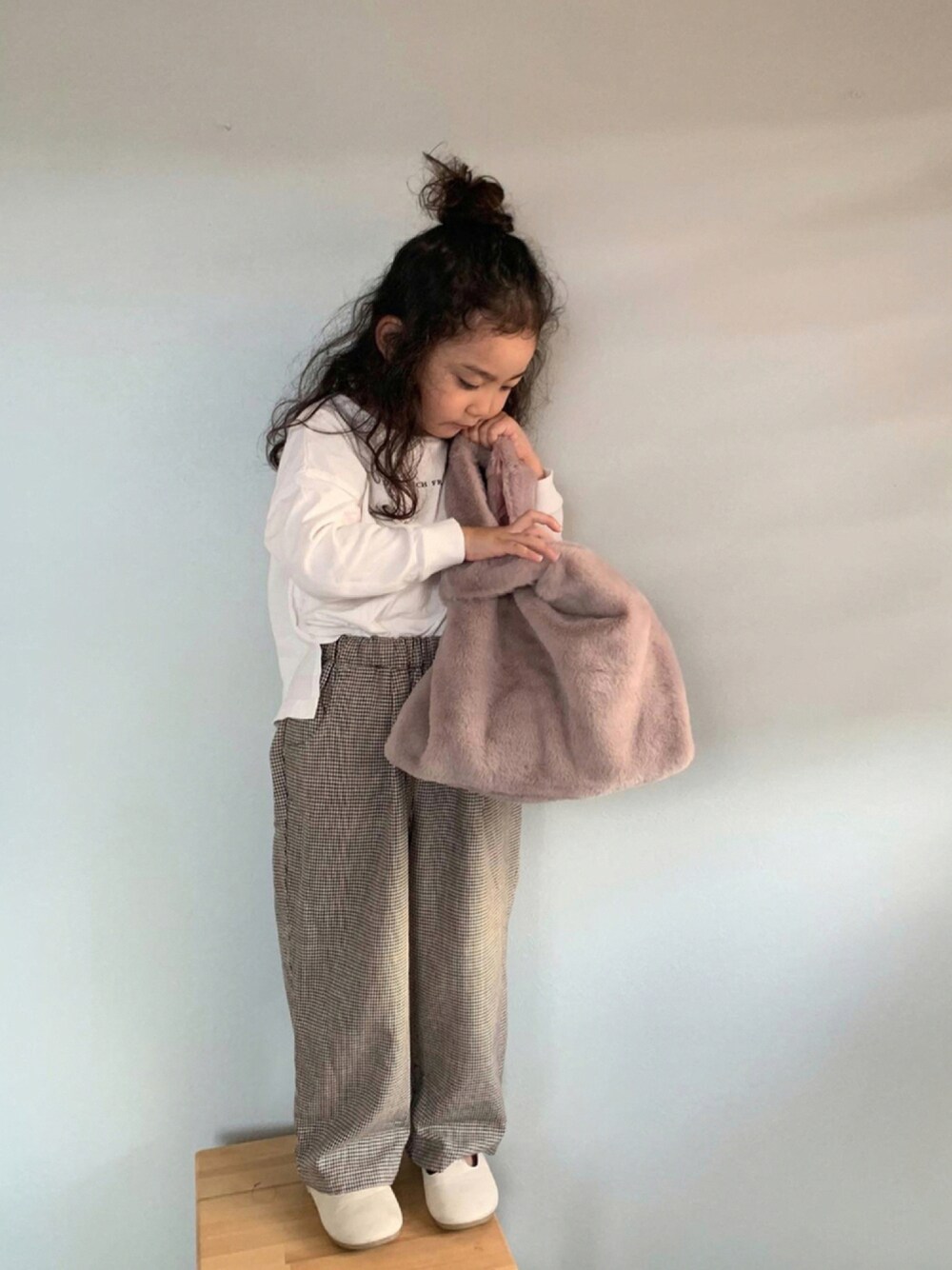 「ローファー、フラットシューズ、休日スタイル、チェックパンツ、プチプラ、韓国子供服、カジュアルコーデ、バースデイ、秋コーデ、チェッカーず2021、だから秋服が好き」｜「LOWRYS FARMのアイテム（トップス、ホワイト系）」を使った、いちふぅ姉妹さん（キッズ・110cm）の秋コーディネートの1枚目の写真