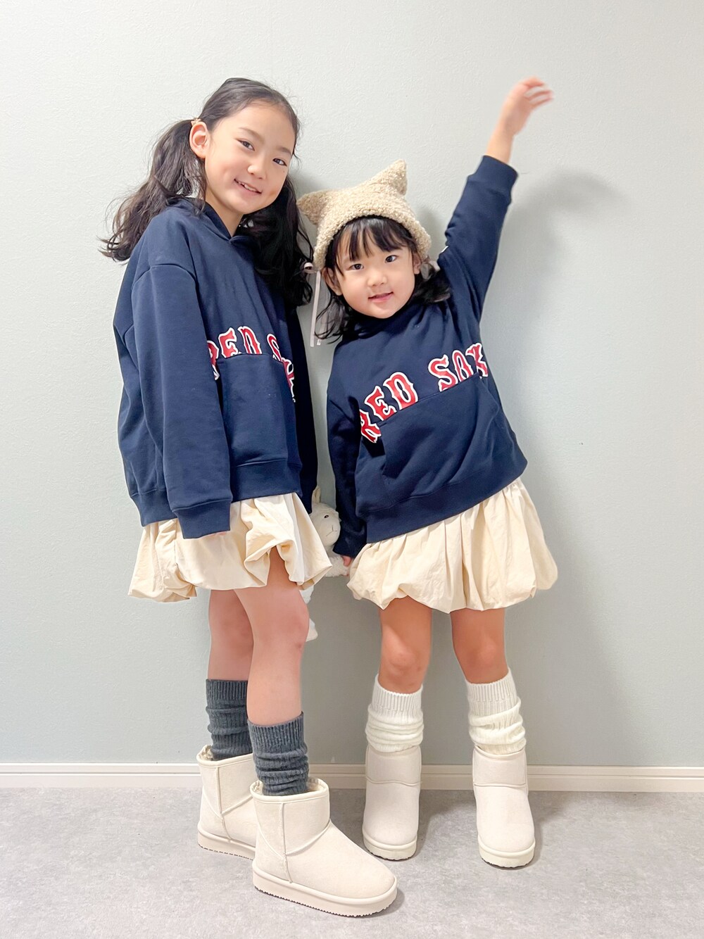 「バルーンスカート、スポーツミックス、ガーリーカジュアル、パーカー、スウェット、ニット帽、春カラー、ブーツ」｜「and D. petit mainの【MLB】ロゴプリントワイドスウェットパーカー（パーカー、ブルー系）」を使った、いちふぅ姉妹さん（キッズ・110cm）の冬コーディネートの1枚目の写真