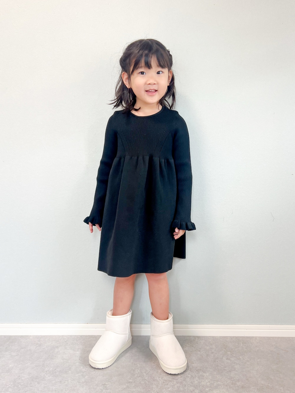 「lowrysfarmkids、ニットワンピース、ニット、ワントーンコーデ、シンプルコーデ、休日スタイル、ブーツ」｜「LOWRYS FARMのリブニットワンピースＬＳ　 283734（ワンピース、ブラック系）」を使った、いちふぅ姉妹さん（キッズ・110cm）の冬コーディネートの1枚目の写真
