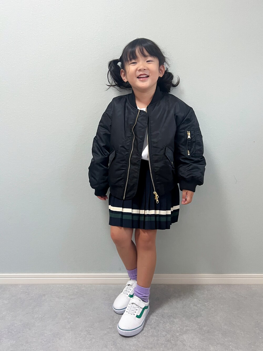 いちふぅ姉妹さんの「VANS ヴァンズ OLD SKOOL(15-22) キッズ オールドスクール V36CS PU WHITE/GREEN（VANS）」を使ったコーディネートの1枚目の写真
