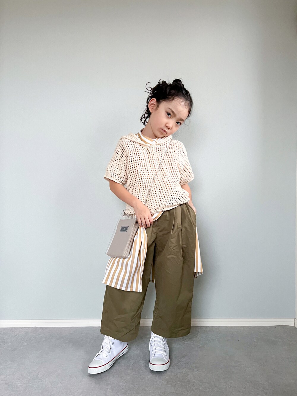 「お出かけコーデ日記、ストリート、休日コーデ、シャツスタイル、春夏コーデ、lowrysfarmkids、メッシュニット、カーゴパンツ、モード、レイヤードスタイル、ストライプシャツ」｜「LOWRYS FARMのメッシュニットセーラー　191157（ニット/セーター、ホワイト系）」を使った、いちふぅ姉妹さん（キッズ・120cm）の春コーディネートの1枚目の写真