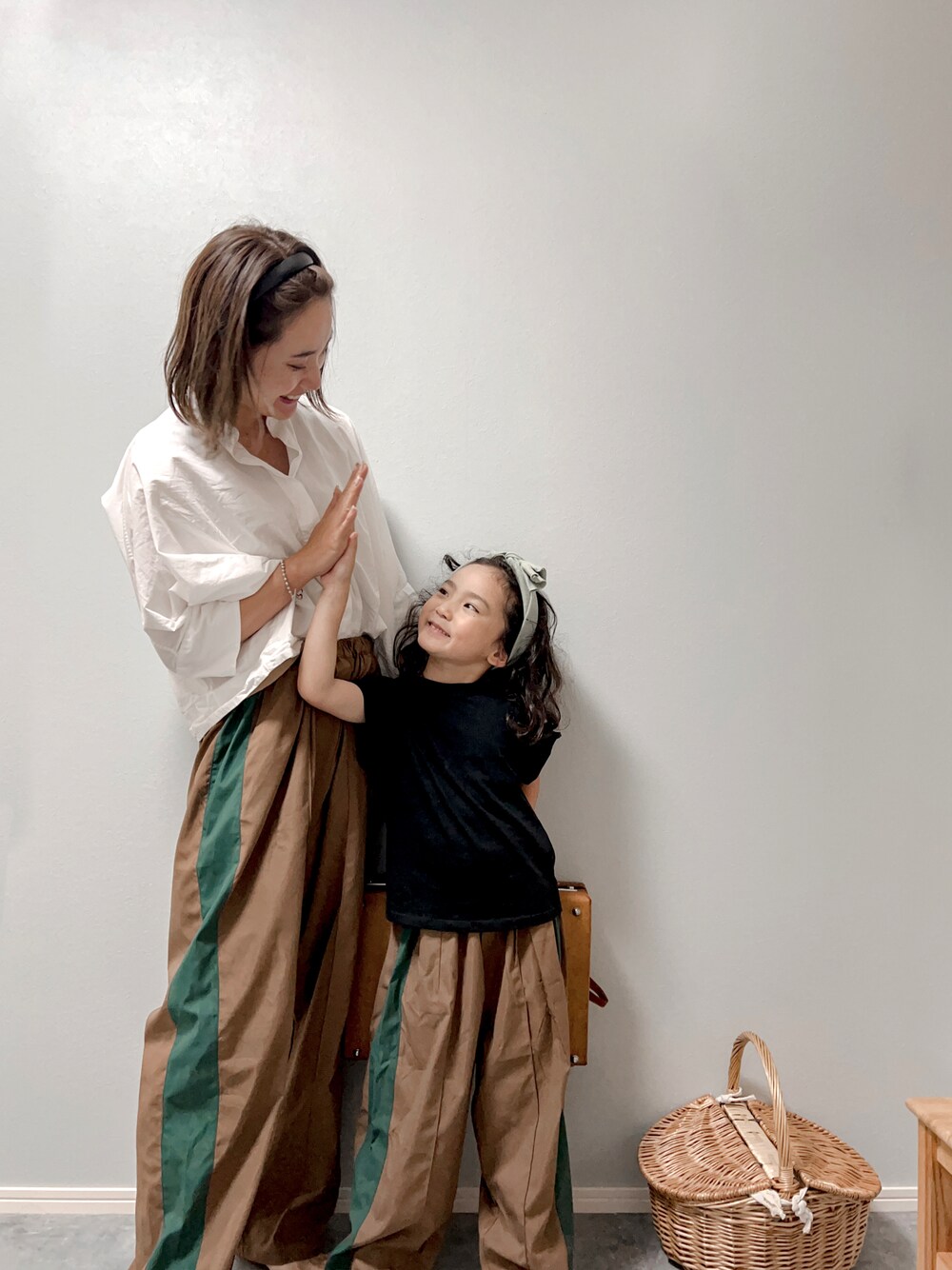 ブラウン系のパンツ、ブラック系のTシャツ/カットソー、ホワイト系のシャツ/ブラウスを着用したキッズの夏コーディネートの1枚目の写真