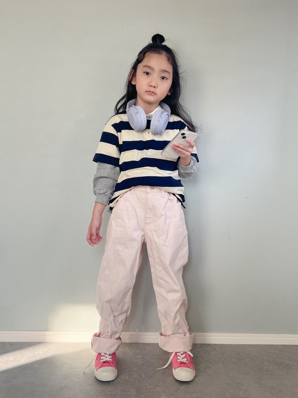 「カジュアルコーデ、ボーダー、ポロシャツ、ワイドパンツ、ストリート、ピンク、UNIQLO、スポーツミックス、春色、レイヤードスタイル、休日スタイル、スニーカー、カラーパンツ、パステルカラー、アウトドアスタイル」｜「UNIQLOのアイテム（パンツ、ピンク系）」を使った、いちふぅ姉妹さん（キッズ・120cm）の冬コーディネートの1枚目の写真