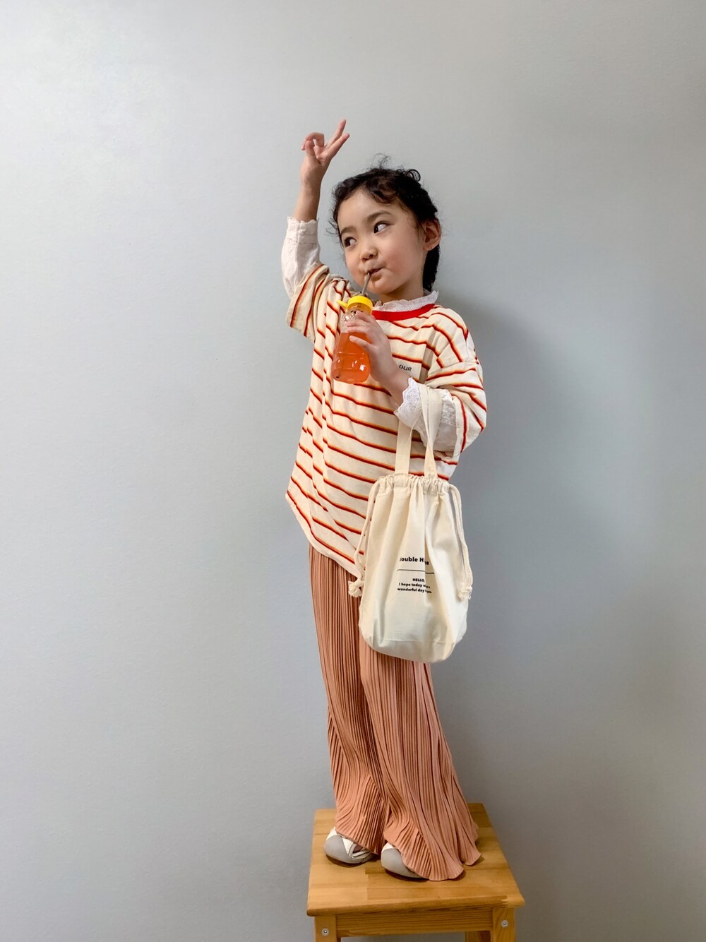 「キッズファッション、レイヤードスタイル、ボーダー、カジュアル、プリーツパンツ、プリーツスカート、はじめましてコーデ、レースブラウス、おしゃれさんと繋がりたい」｜「韓国子供服ourのアイテム（Tシャツ/カットソー、レッド系）」を使った、いちふぅ姉妹さん（キッズ・110cm）の春コーディネートの1枚目の写真