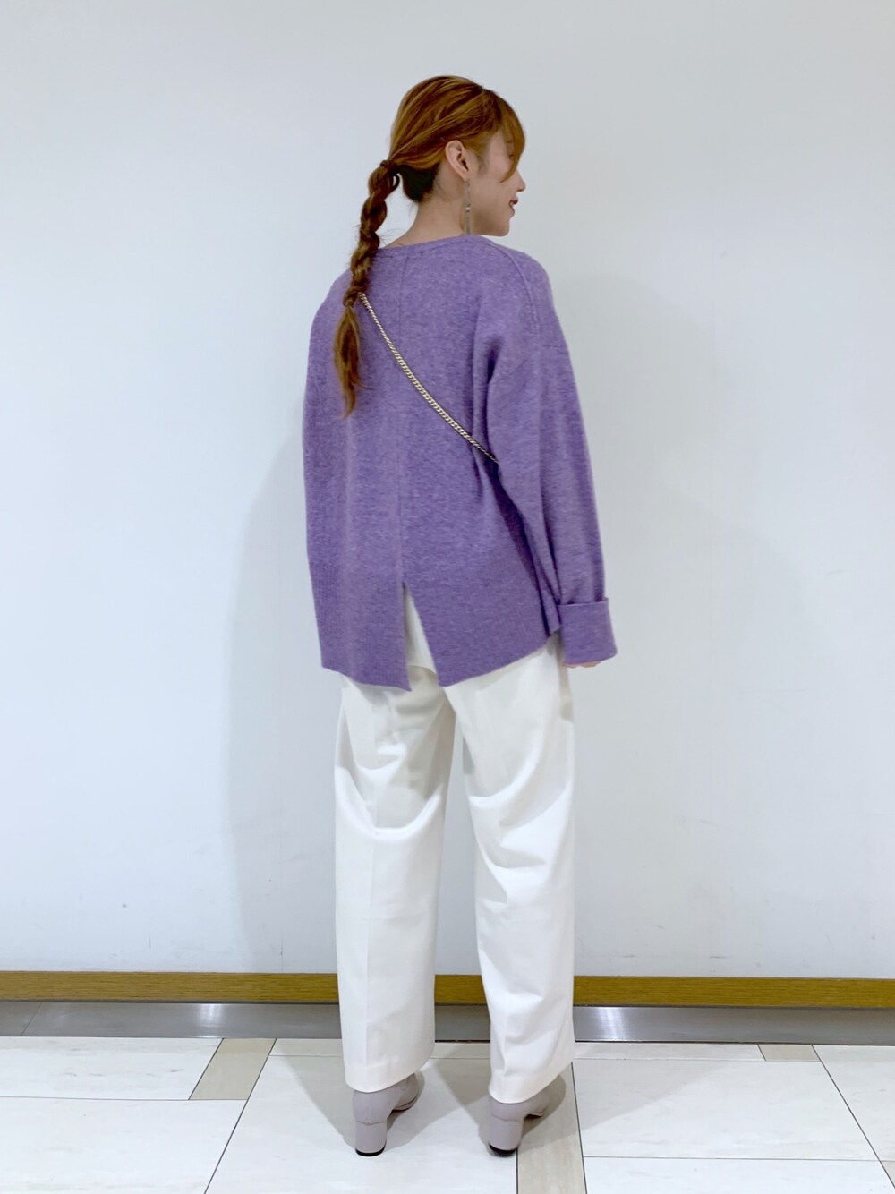 パープル系のニット/セーター、その他のショルダーバッグ、ホワイト系のその他パンツを着用したレディースの冬コーディネートの2枚目の写真