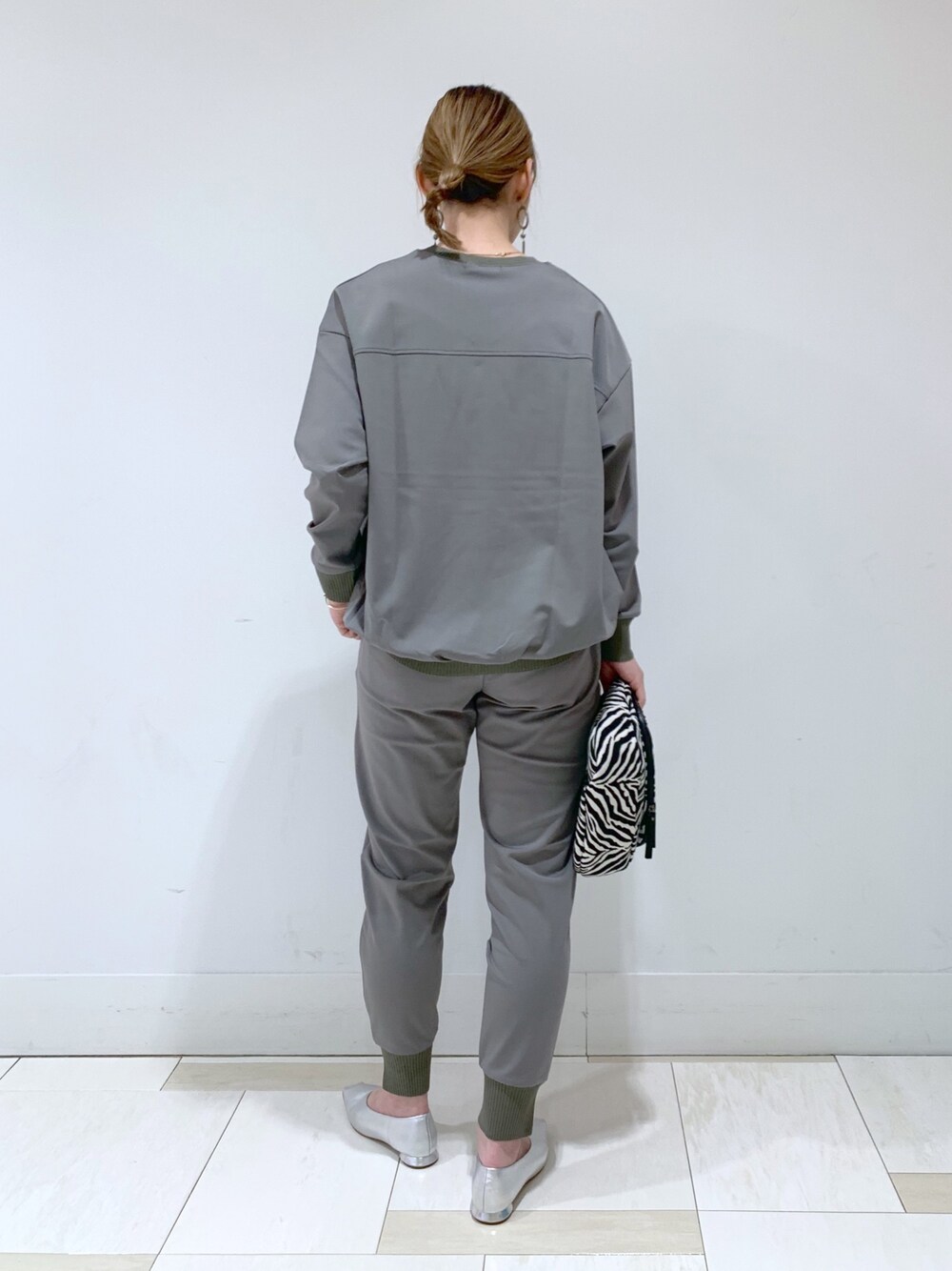 グリーン系のTシャツ/カットソー、グリーン系のその他パンツ、その他のショルダーバッグを着用したレディースの春コーディネートの2枚目の写真