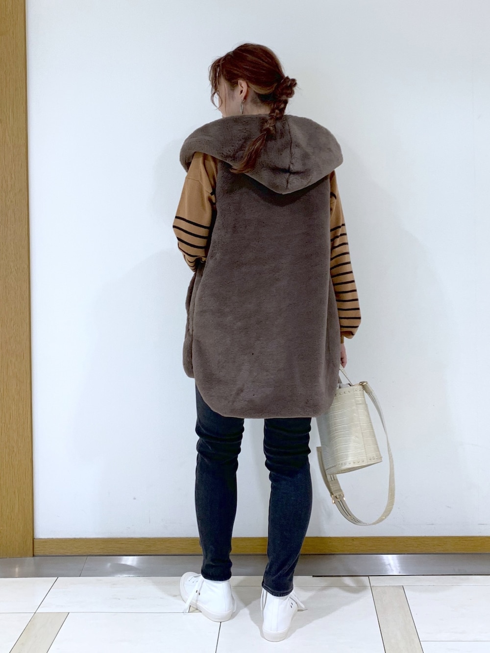 「休日スタイル、大人かわいい、パンツスタイル、秋のコーデ、オトナカジュアル、ファー、ベスト、ボーダー、デニム」｜「BARNYARDSTORMの≪WEB先行予約≫ボーダーニット（トップス、ブラウン系）」を使った、kaoruko*さん（レディース・164cm）の秋コーディネートの2枚目の写真