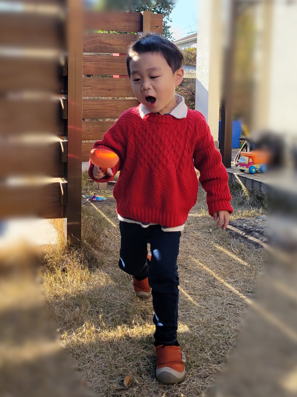 「赤ニット、デニムパンツ、4歳5ヶ月、ラガーシャツ」｜「BREEZEの【洗濯機でお洗濯OK】ウォッシャブルニット（ニット/セーター、レッド系）」を使った、haru☺︎さん（キッズ・100cm）の冬コーディネートの1枚目の写真