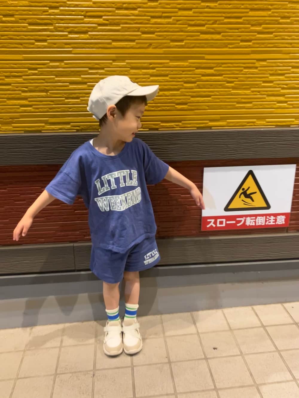 「プチプラ、セットアップ、キャップ、ラインソックス、夏コーデ、４歳9ヶ月、スニーカー、littleweekend」｜「西松屋の54（キャップ、ホワイト系）」を使った、haru☺︎さん（キッズ・100cm）の夏コーディネートの1枚目の写真