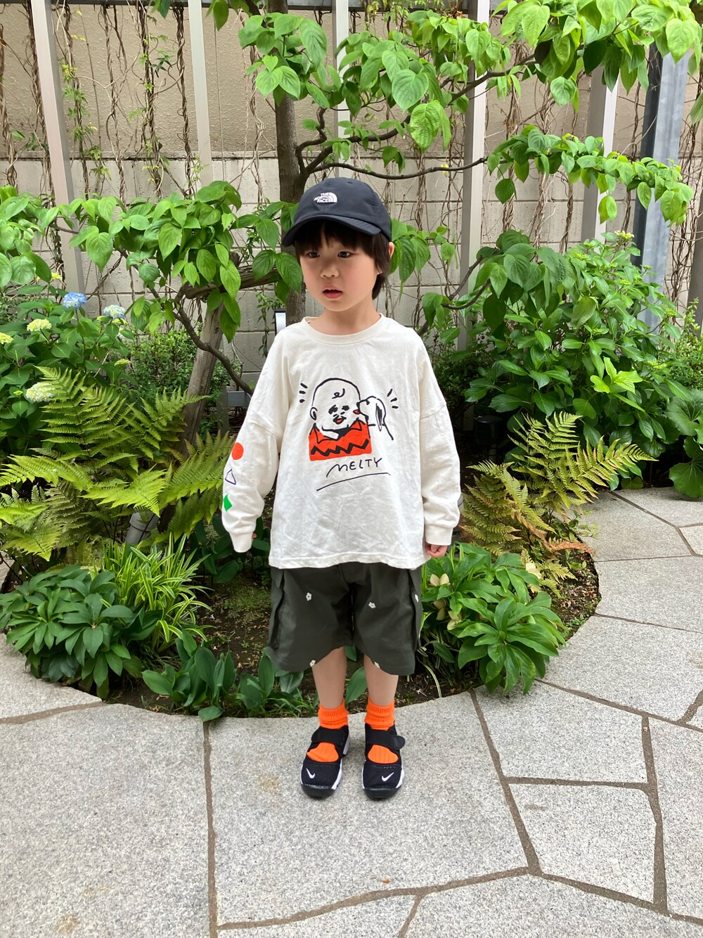 「キッズファッション、キャップ、春夏コーデ、エアリフト、カーゴパンツ、ショートパンツ、5歳8ヶ月」｜「THE NORTH FACEのTHE NORTH FACE/ザ・ノース・フェイス キッズ キャップ NNJ02202（キャップ、ブラック系）」を使った、haru☺︎さん（キッズ・110cm）の春コーディネートの1枚目の写真