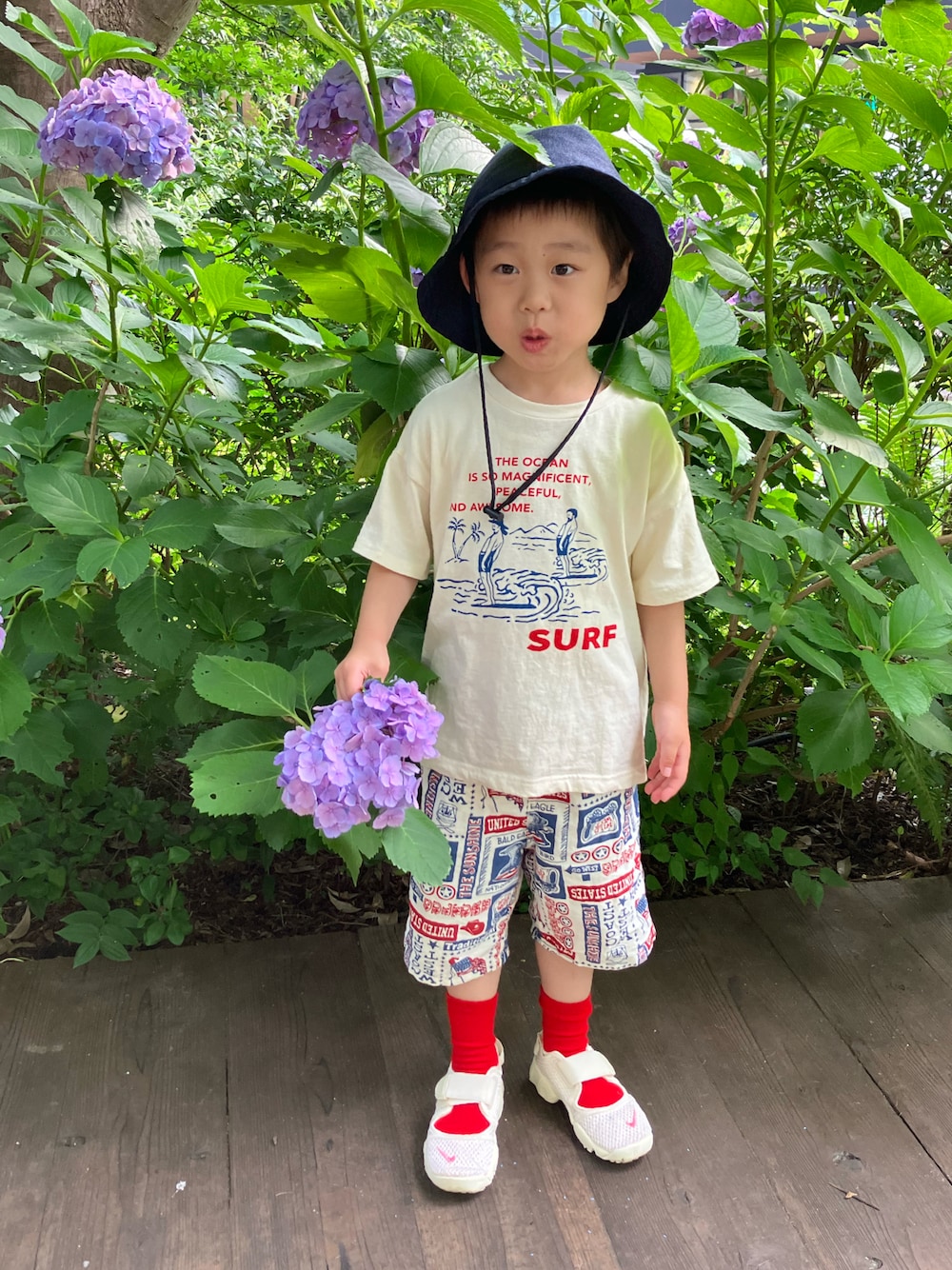 「このスタイルがお気に入り、夏コーデ、休日スタイル、白Tシャツ、エアリフト、４歳9ヶ月、アメリカン、赤、赤い靴下、ショートパンツ」｜「THE NORTH FACEのザ・ノース・フェイス キッズハット / キッズハイクハット（ハット、ブルー系）」を使った、haru☺︎さん（キッズ・100cm）の夏コーディネートの1枚目の写真