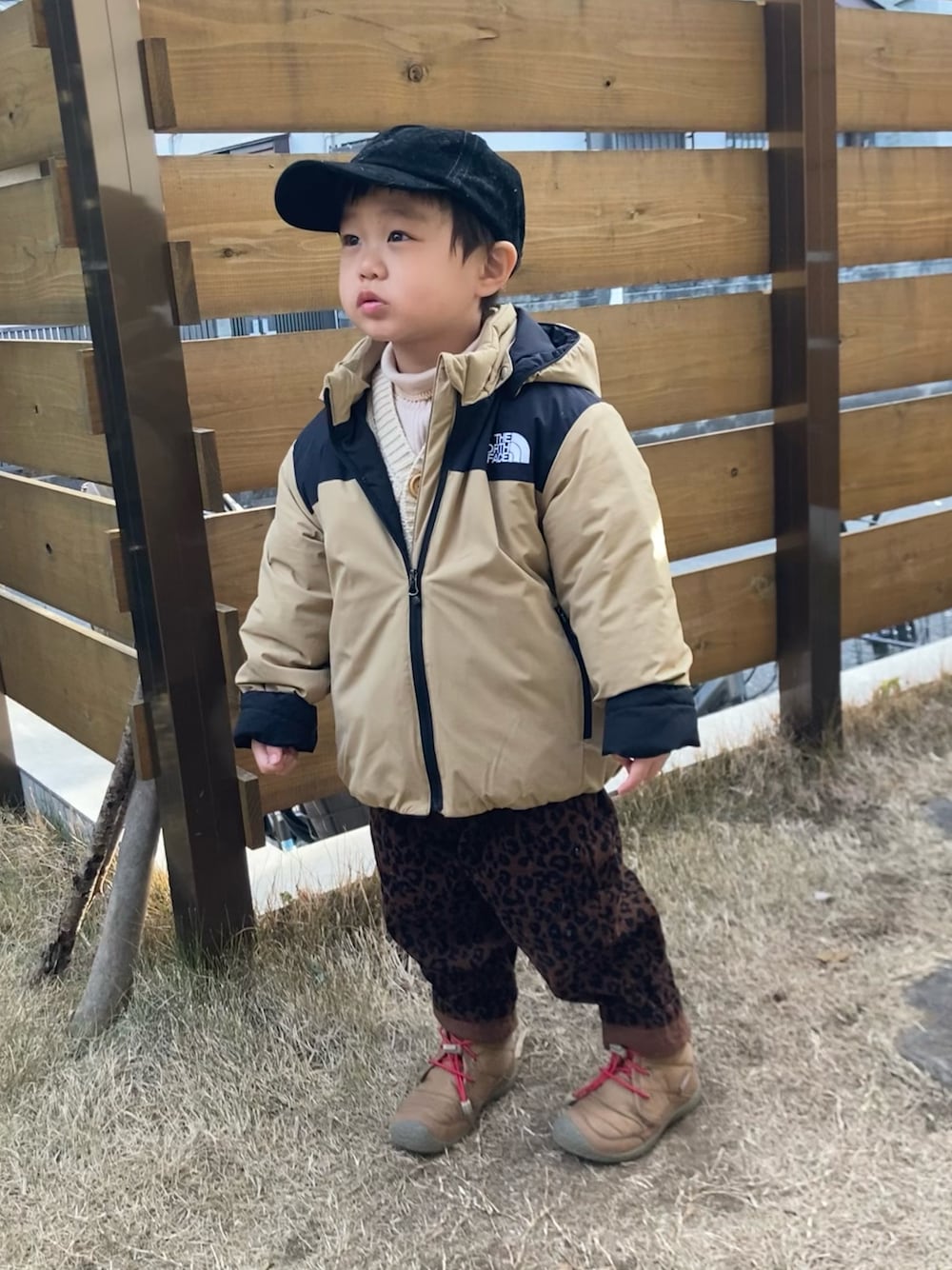 「DAISO、THE NORTH FACE、birthday、CIAOPANIC TYPY、keen、ブーツ、3歳5ヶ月、チョコ色に染まれ、キャップ」｜「DAISOのアイテム（キャップ、ブラック系）」を使った、haru☺︎さん（キッズ・90cm）の冬コーディネートの1枚目の写真