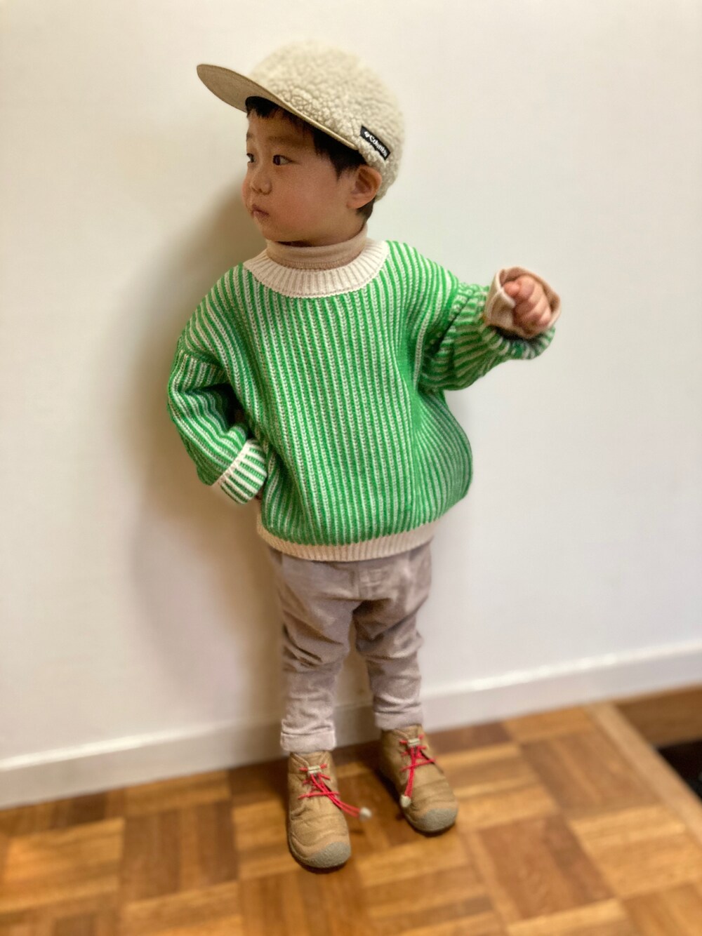 「私の推しブランド、Columbia、CIAOPANIC TYPY、devirock、keen、3歳４ヶ月、グリーンニット、スウェット、ブーツ、カラーニット」｜「Columbiaの【KIDS】ウルフピナクルジュニアキャップ（キャップ、ホワイト系）」を使った、haru☺︎さん（キッズ・90cm）の冬コーディネートの1枚目の写真