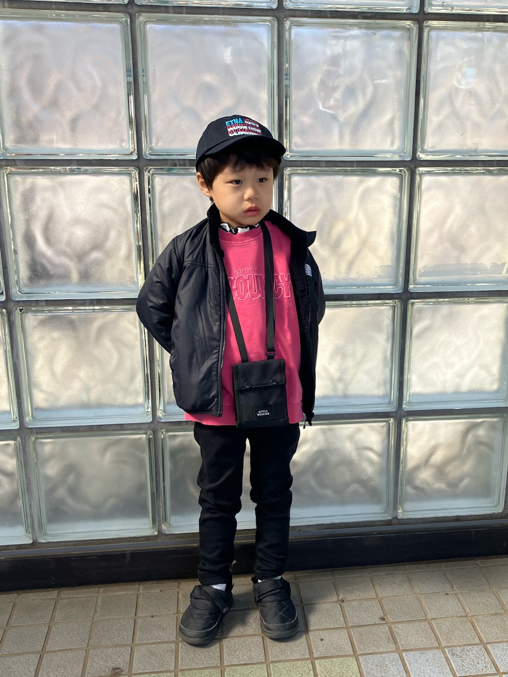 「春のおしゃ見えテクニック、モノトーン、スウェット、ピンク男子、キャップ、スキニーパンツ、5歳6ヶ月、littleweekend」｜「LOWRYS FARMのツイルシシュウＣＡＰ　979830（キャップ、ブルー系）」を使った、haru☺︎さん（キッズ・110cm）の春コーディネートの1枚目の写真