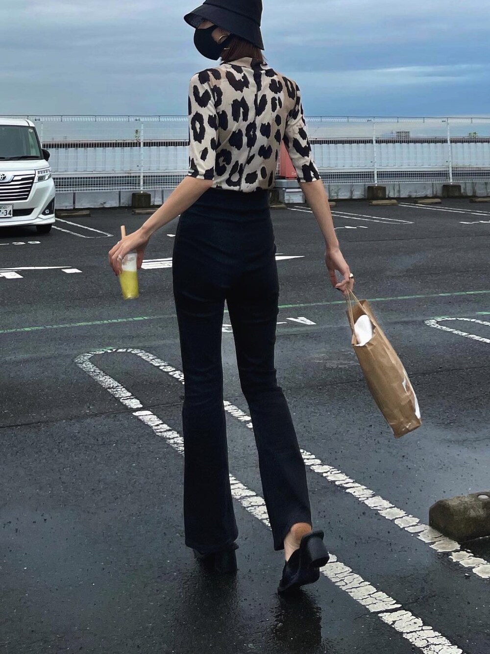 ハイウエストマークフレアパンツを使った人気ファッション